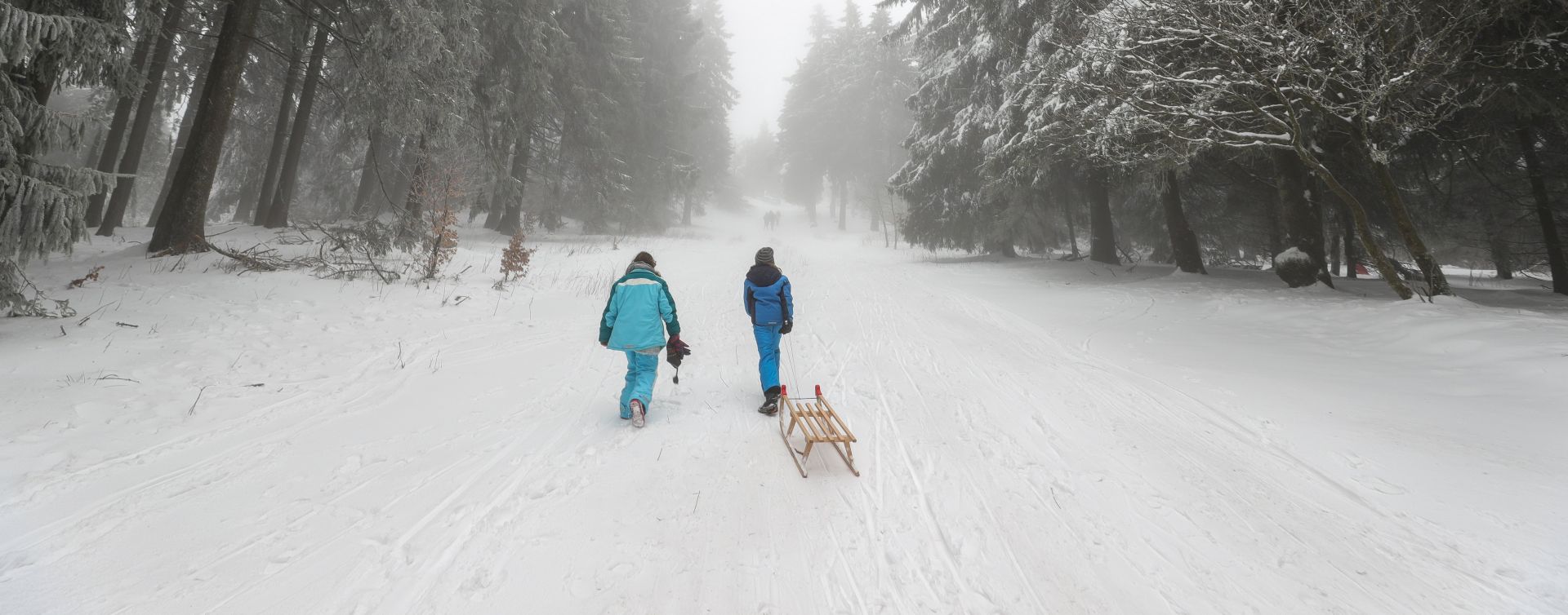 epa06528736 Visitors enjoy the snowy landscape during snowfall in Feldberg mountain in the Taunus Mountains near Oberreifenberg, Germany, 15 February 2018.  EPA/ARMANDO BABANI