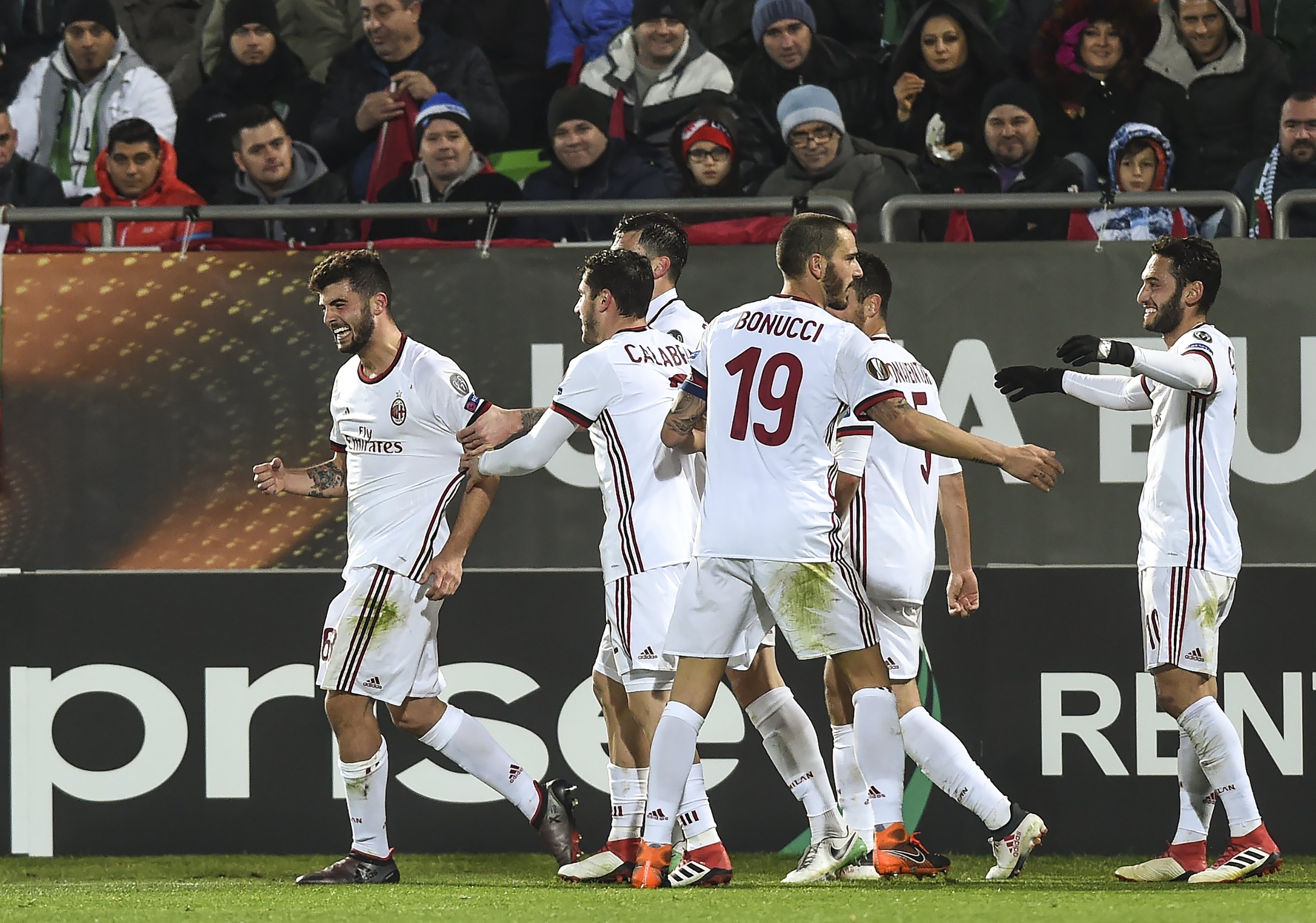 epa06529537 Patrick Cutrone (L) of AC Milan celebrates with teammates after scoring a goal during the UEFA Europa League round of 32, first leg soccer match between PFK Ludogorets Razgrad and AC Milan in Razgrad, Bulgaria, 15 February 2018.  EPA/BORISLAV TROSHEV