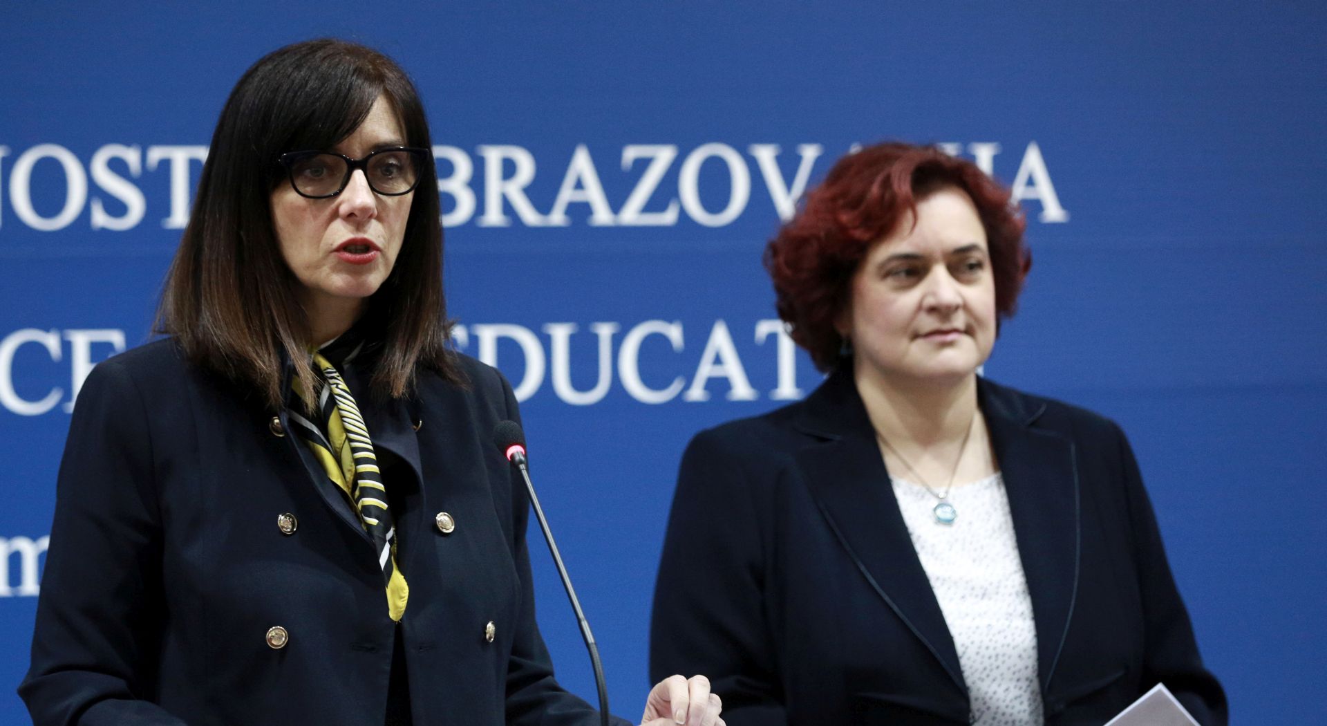 Zagreb, 15.2.2018. - Javni poziv školama za podnošenje zahtjeva za izvođenje eksperimentalnoga programa "Škola za život" predstavljen je na konferenciji za novinare u Multimedijalnoj dvorani Ministarstva znanosti i obrazovanja. O posljednjem poglavlju pripreme kurikularne reforme na konferenciji su govorile ministrica znanosti i obrazovanja Blaženka Divjak (L) i pomoćnica ministrice Lidija Kralj (D).
Foto HINA/ Dario GRZELJ/ dag