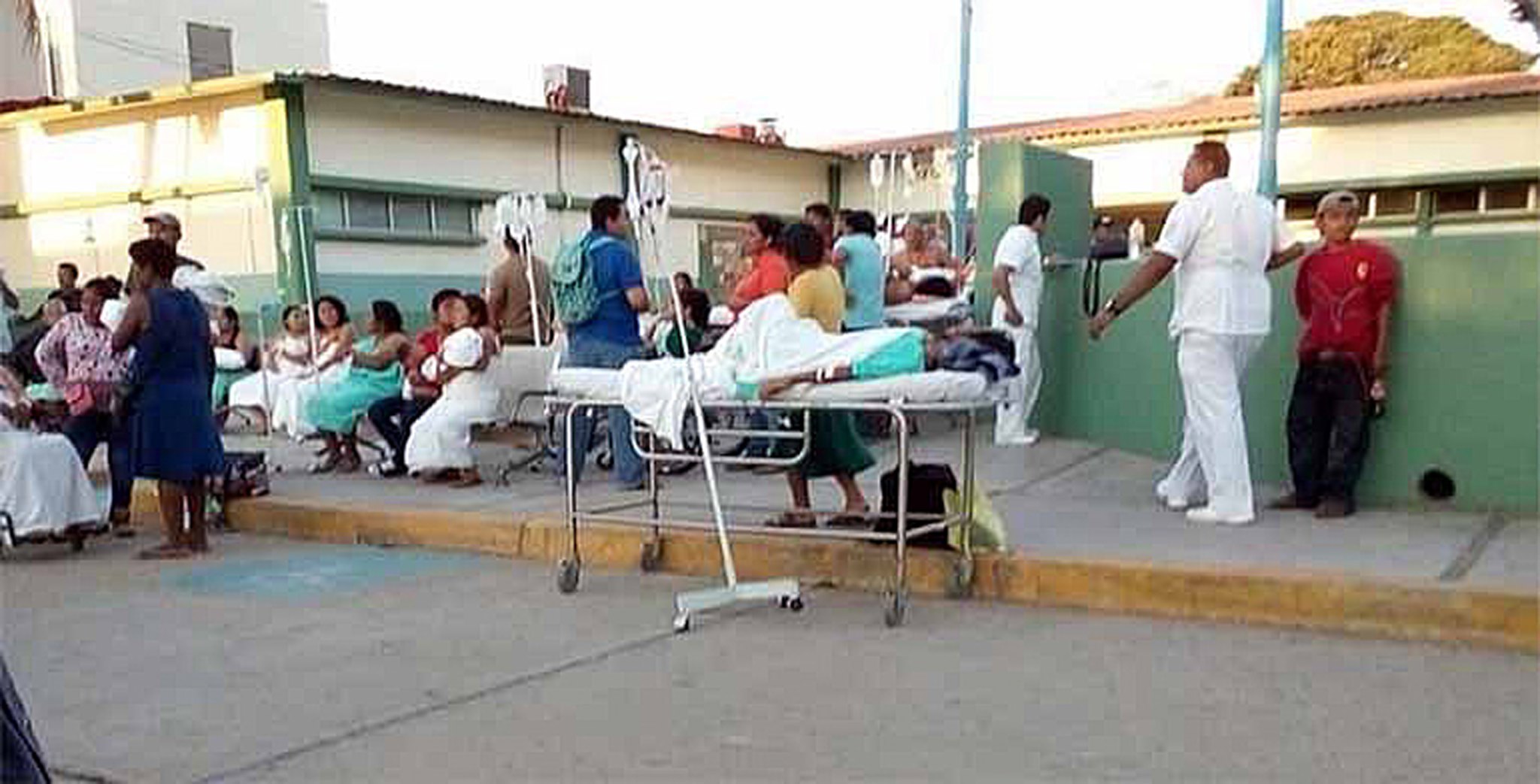 epa06535200 A handout photo made available by the Quadratin News Agency shows patients evacuated from the Pinotepa Nacional and Jamiltepec hospitals, in Oaxaca, Mexico, 16 February 2018. A 7.2 magnitude earthquake shook the center and south of the country today at 5:39 pm local time (23:39 GMT) with epicenter on the Pacific coast, reported the National Seismological Service.  EPA/QUADRATIN / HANDOUT BEST QUALITY AVAILABLE HANDOUT EDITORIAL USE ONLY/NO SALES