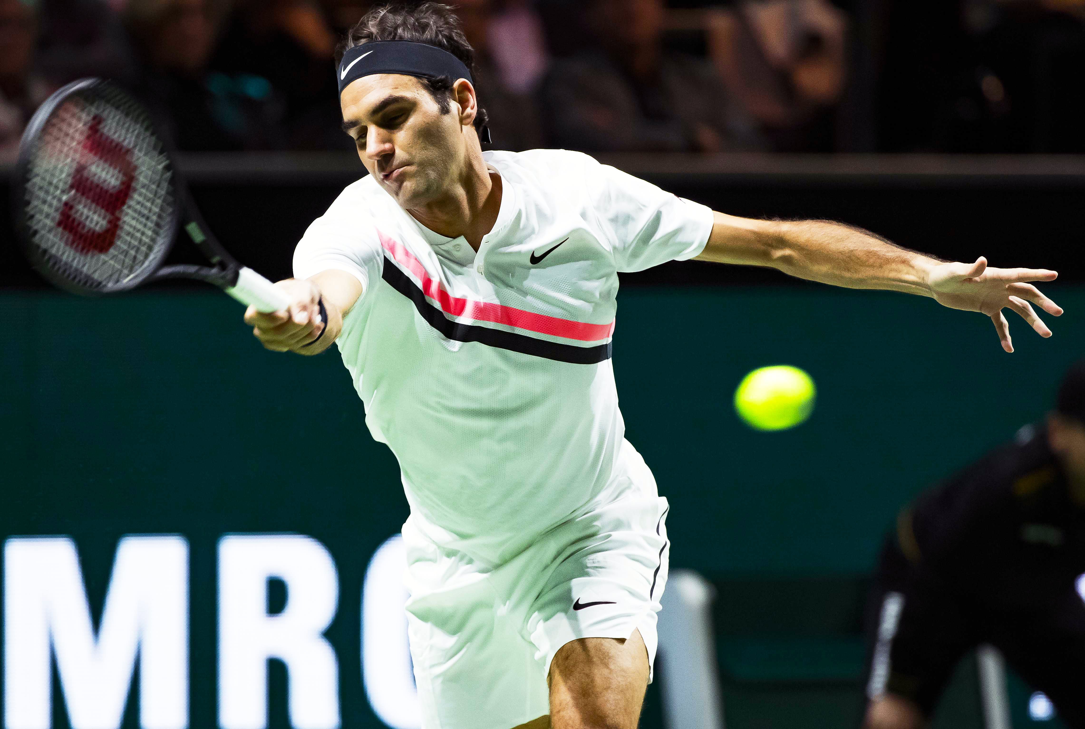 epa06539950 Roger Federer of Switzerland in action against Grigor Dimitrov of Bulgaria during their final match of the ABN Amro World Tennis Tournament in Rotterdam, Netherlands, 18 February 2018.  EPA/KOEN SUYK