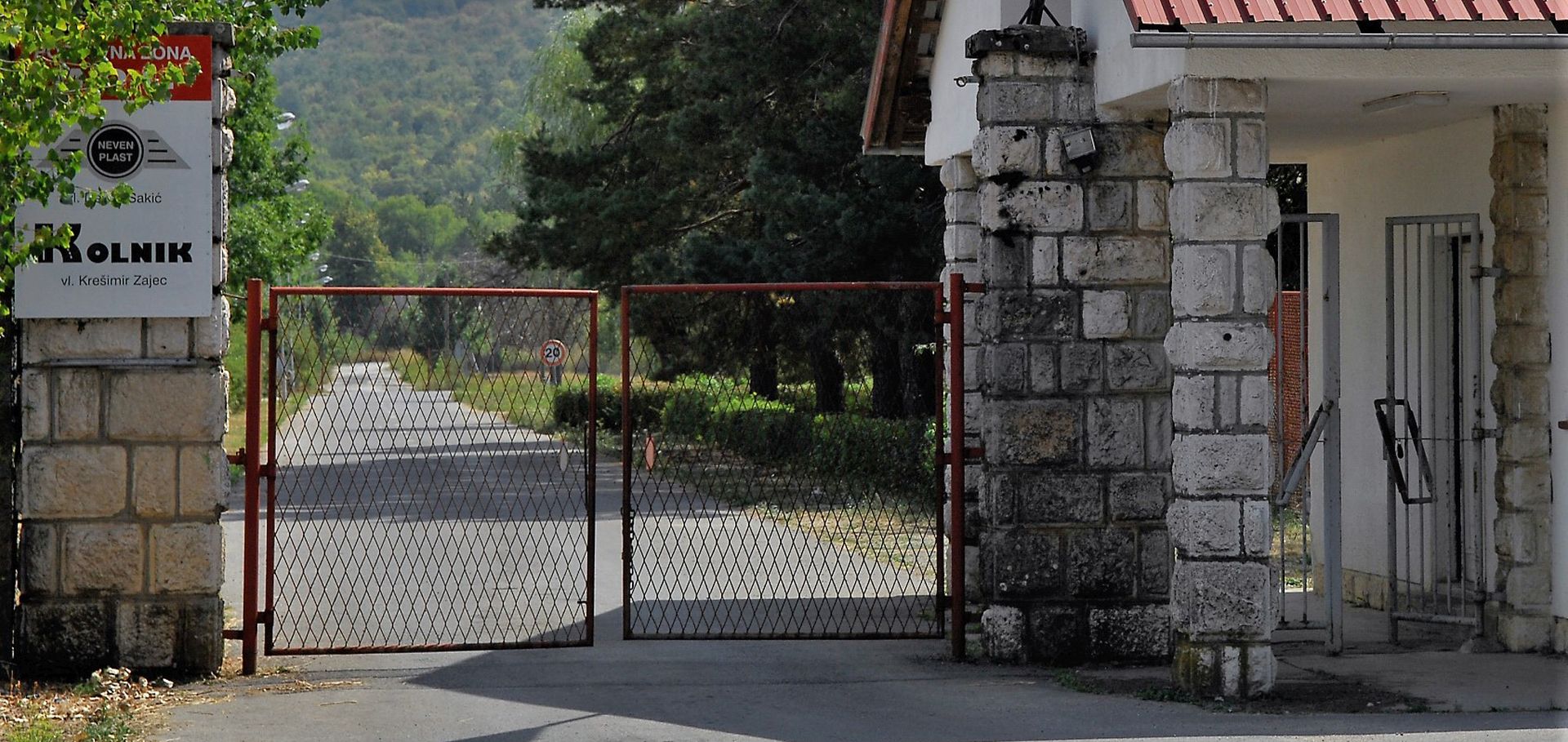 Lièki Osik, 19.2.2018 - Tijelo 32-godinjeg mukarca pronaðeno je u ponedjeljak u krugu nekadanje tvornice metalne industrije "Marko Orekoviæ" u Lièkom Osiku, izvijestila je policija,  a prema neslubenim informacijama, pretpostavlja se da je poginuo od strujnog udara. Policija je izvijestila kako je u 18,50 sati dobila dojavu da je tijelo stradalog pronaðeno u blizini trafostanice industrijske zone M.O.L. 
foto HINA/ Mladen VOLARIÆ/ ua