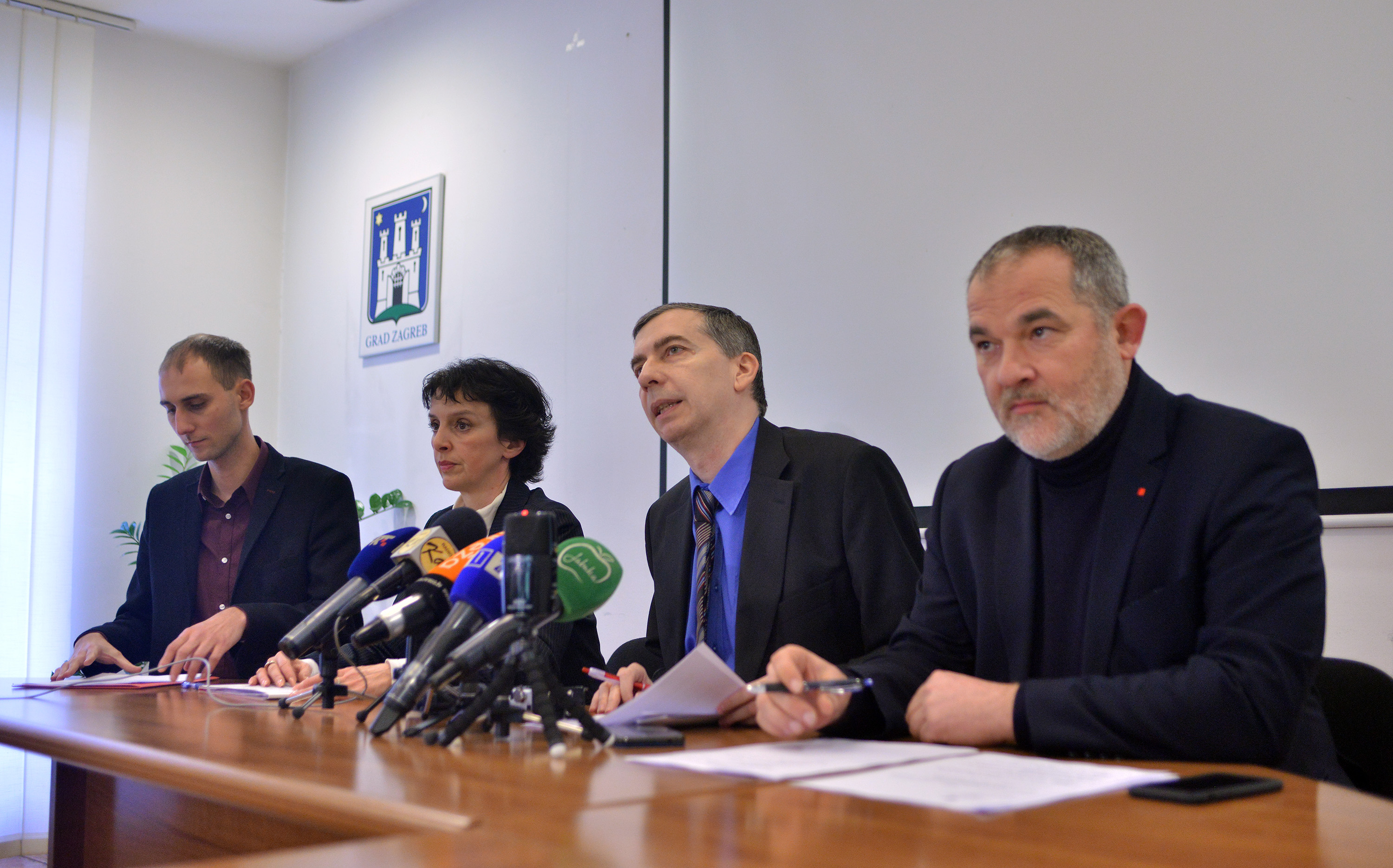 Zagreb, 20.02.2018 - Gradska organizacija SDP-a Zagreb održala je konferenciju za novinare prije redovne sjednice Gradske skupštine u četvrtak 22.02.18. Na fotografiji Matej Mišić, Tamara Čubretović, Saša Molan, Zvane Brumnić.
foto HINA/ Admir BULJUBAŠIĆ/ abu