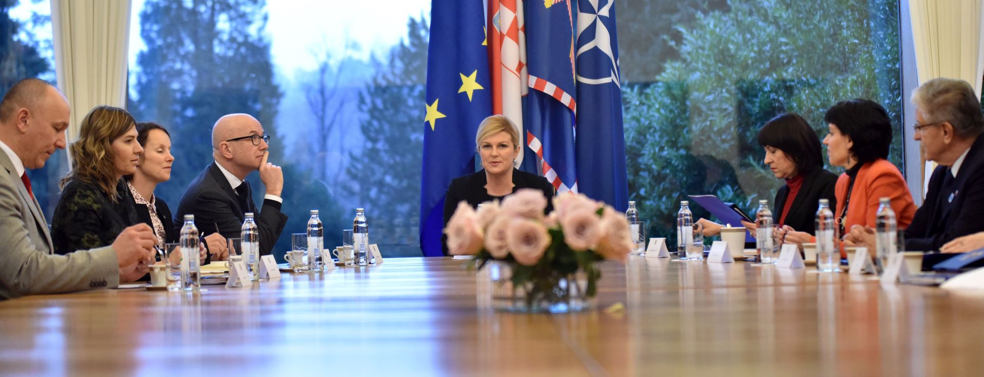 Zagreb, 21.2.2018. - Predsjednica Republike Hrvatske Kolinda Grabar-Kitaroviæ (C) primila je izaslanstvo Meðunarodnog odbora Crvenoga kria predvoðeno generalnim direktorom gospodinom Yvesom Daccordom. 
foto HINA/ Ured Predsjednice/ Vinko JOVANOVAC/ ml