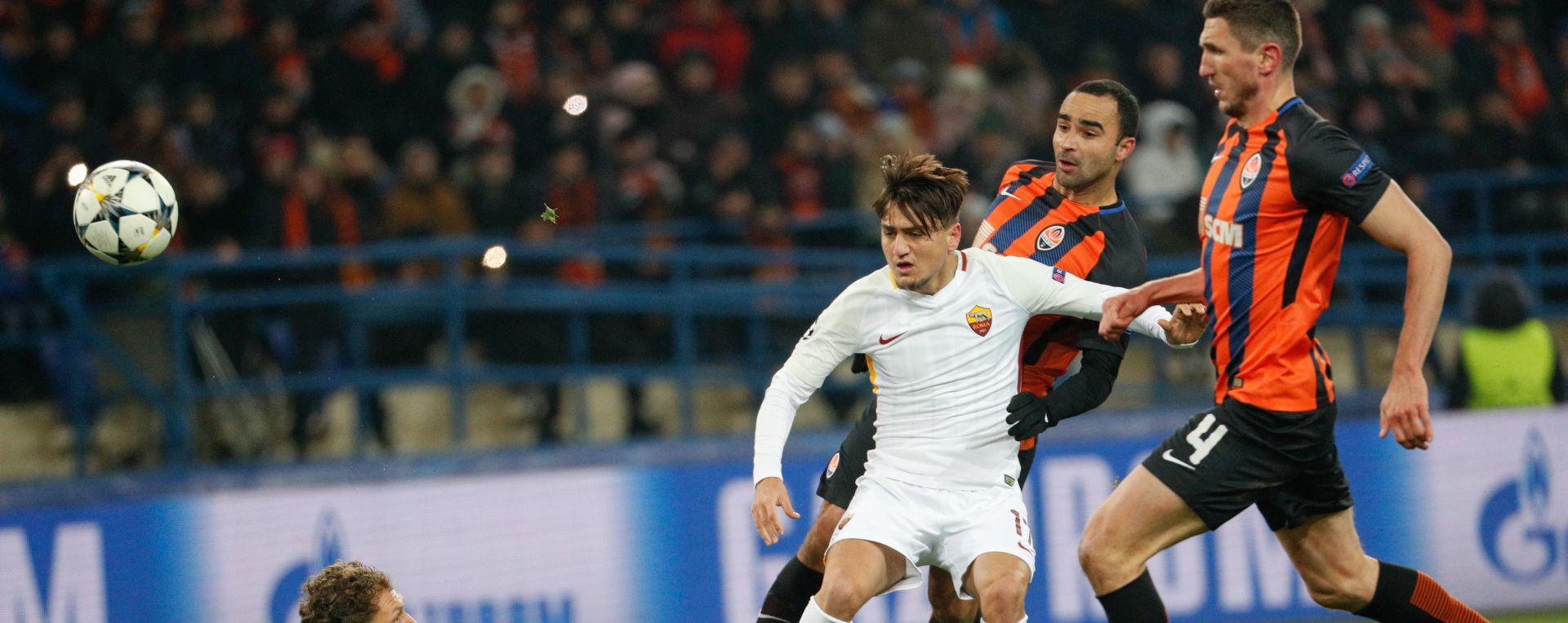 epa06551459 Cengiz Under (C) of Roma scores the opening goal during the UEFA Champions League round of 16, first leg soccer match between Shakhtar Donetsk and AS Roma in Kharkiv, Ukraine, 21 February 2018.  EPA/SERGEY DOLZHENKO
