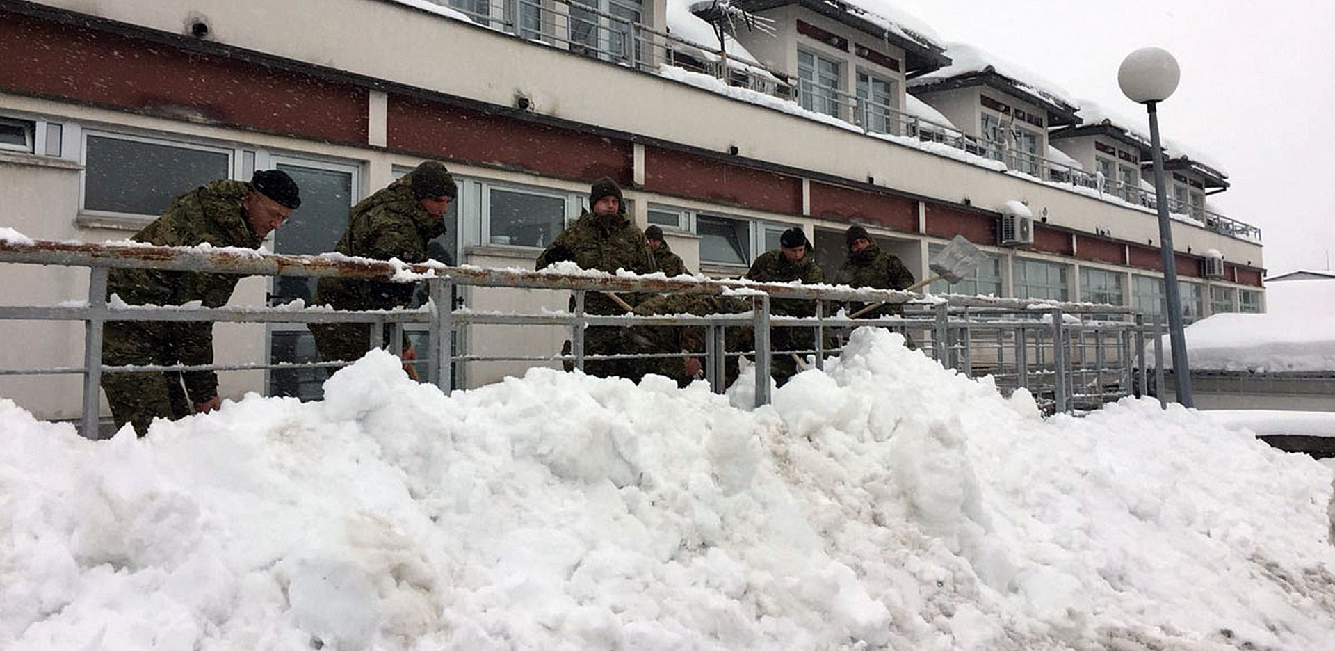Zagreb, 22.2.2018. - Pripadnici Hrvatske vojske u èetvrtak pomau stanovnitvu na podruèju Gospiæa, Èanka i Donjeg Lapca u Lièko-senjskoj upaniji u uklanjanju posljedica snjenog nevremena, izvijestilo je Ministarstvo obrane (MORH).
foto HINA/ MORH/ ml