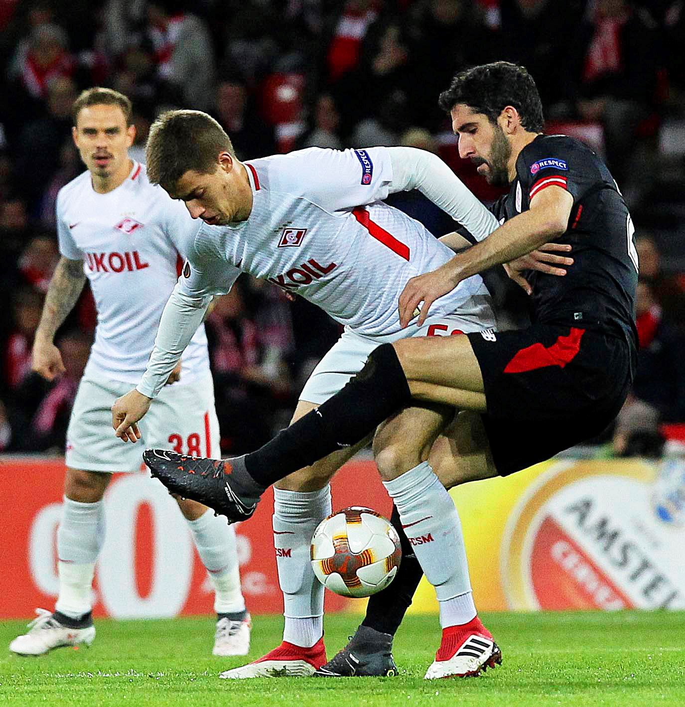 epa06555260 Spartak Moscow's midfielder Mario Pasalic (C) in action against Bilbao's midfielder Raul Garcia (R) during the UEFA Europa League round of 32, second leg soccer match between Athletic Bilbao and Spartak Moscow at San Mames stadium in Bilbao, Spain, 22 February 2018.  EPA/MIGUEL TONA