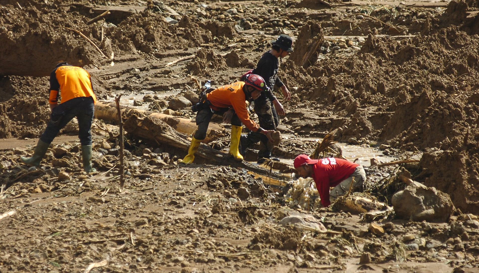 epa06556167 Indonesian rescuers search for victims at the site of a landslide in Brebes, Central Java, Indonesia, 23 February 2018. According to Indonesian Disaster Mitigation Agency (BNPB), a landslide hit a rice field where dozens of farmers were working, killing five people and leaving 18 others missing.  EPA/STR