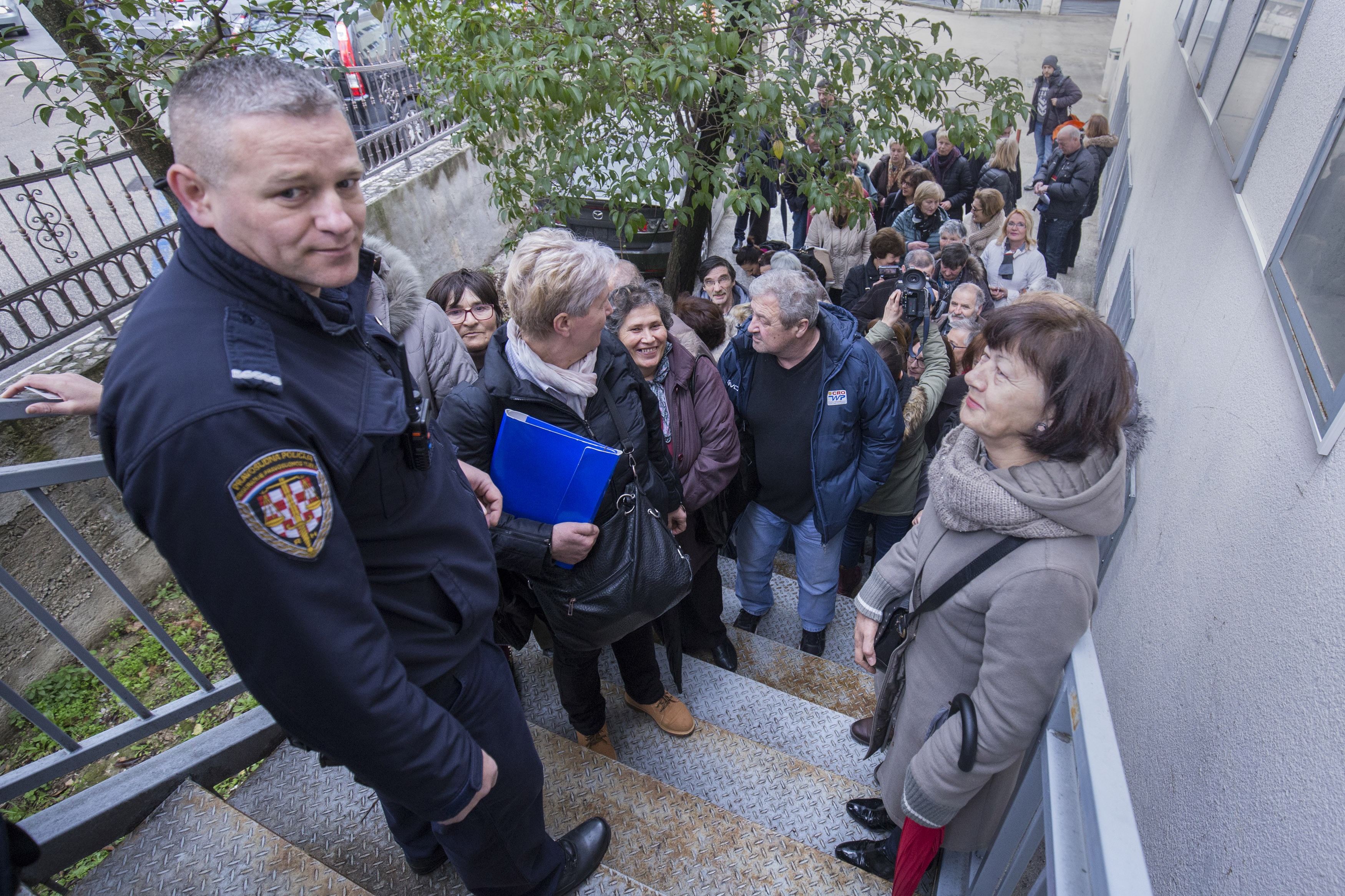 Split, 23.02.2018 - Splitski Trgovački sud je održao ročište o razdiobi sredstava prikupljenih od kupaca nekretnina Dalmacijavina u stečaju. Stečajni postupak nad tvrtkom Dalmacijavino počeo je u svibnju 2012. godine kada su za 552 radnika tog poduzeća priznata potraživanja od 75 milijuna kuna. Na slici radnici čekaju na ulazak u dvoranu Pravnog fakulteta gdje se održava ročište.
foto HINA/ Miroslav Lelas/ lm