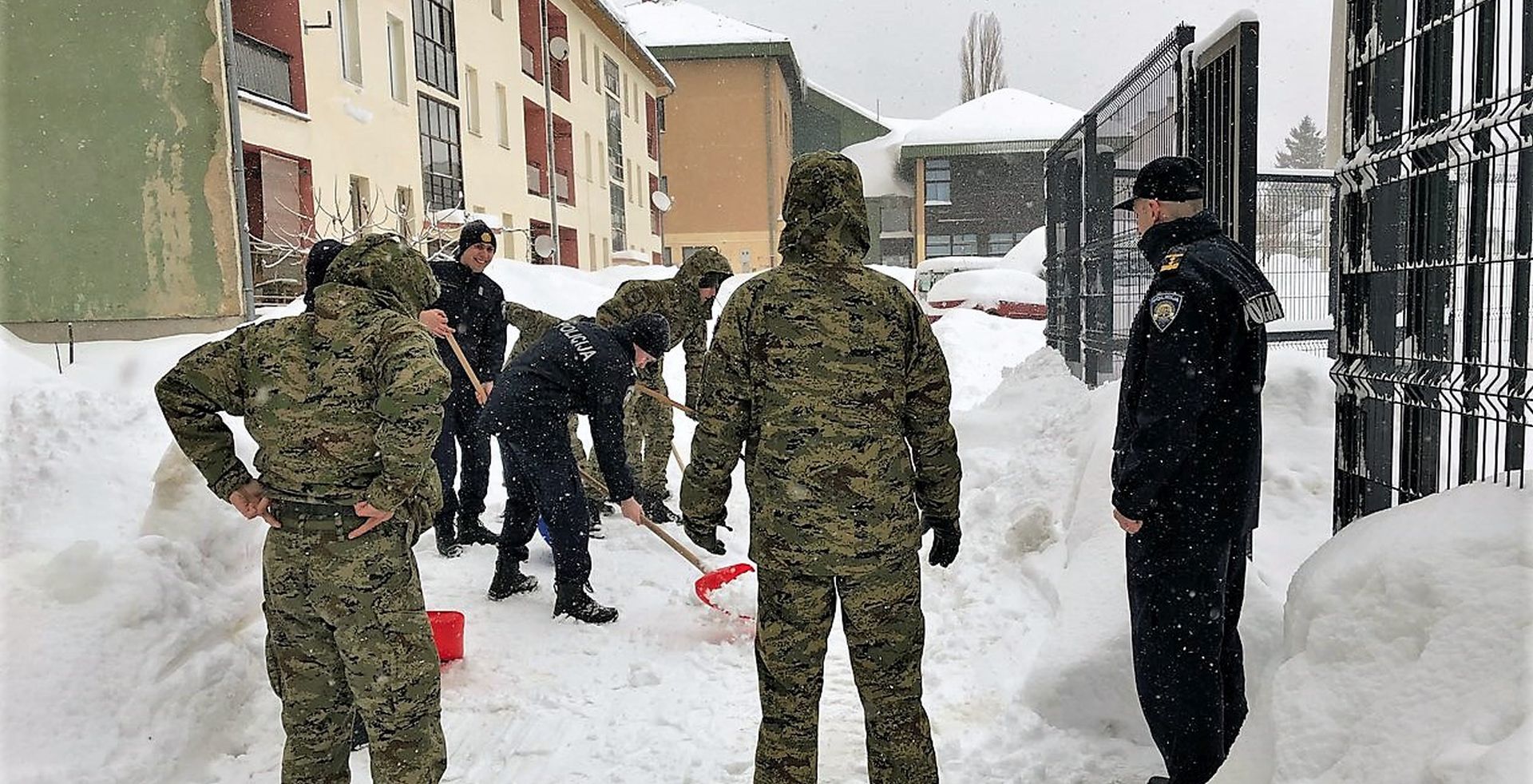Donji Lapac, 23.02.2018 - Snjene padaline koje su zahvatile veæinu kontinentalne Hrvatske i jak vjetar na Jadranu izazvali su u petak brojne probleme u cestovnom, eljeznièkom i pomorskom prometu, zbog èega su pripadnici Hrvatske vojske angairani u pomoæi lokalnom stanovnitvu na podruèju Delnica, Graèaca, Petrinje, Gospiæa i Donjeg Lapca, a ministar obrane Damir Krstièeviæ najavio je dolazak u Delnice u 16 sati. Na slici pripadnici policije èiste snijeg u Donjem Lapcu.
foto HINA/ Mladen VOLARIÆ /ds