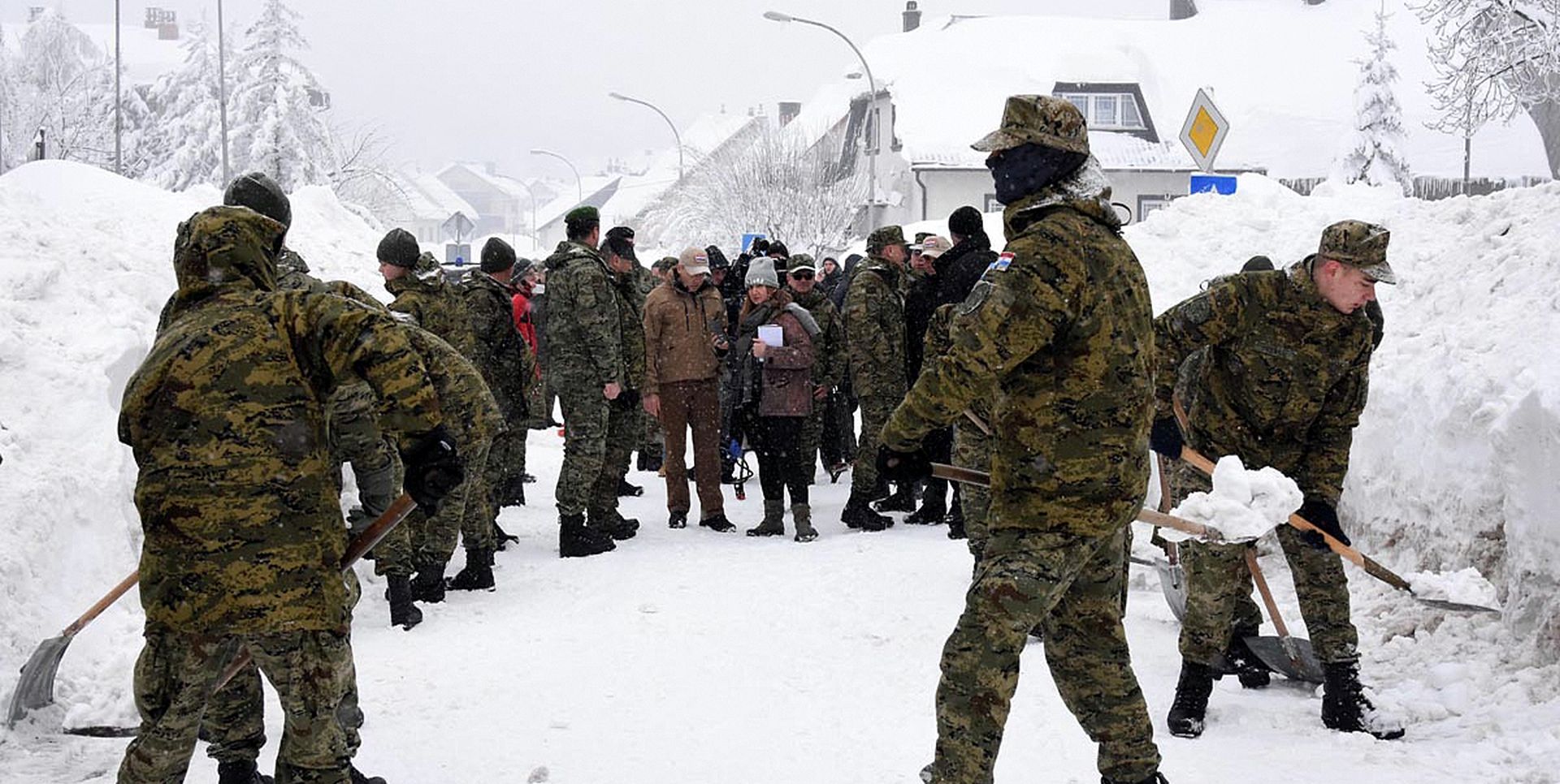 Delnice, 23.2.2018. - Ministar obrane Damir Krstièeviæ obiao pripadnike Hrvatske vojske u Delnicama.
foto HINA/ MORH/ J.Kopi/ ml