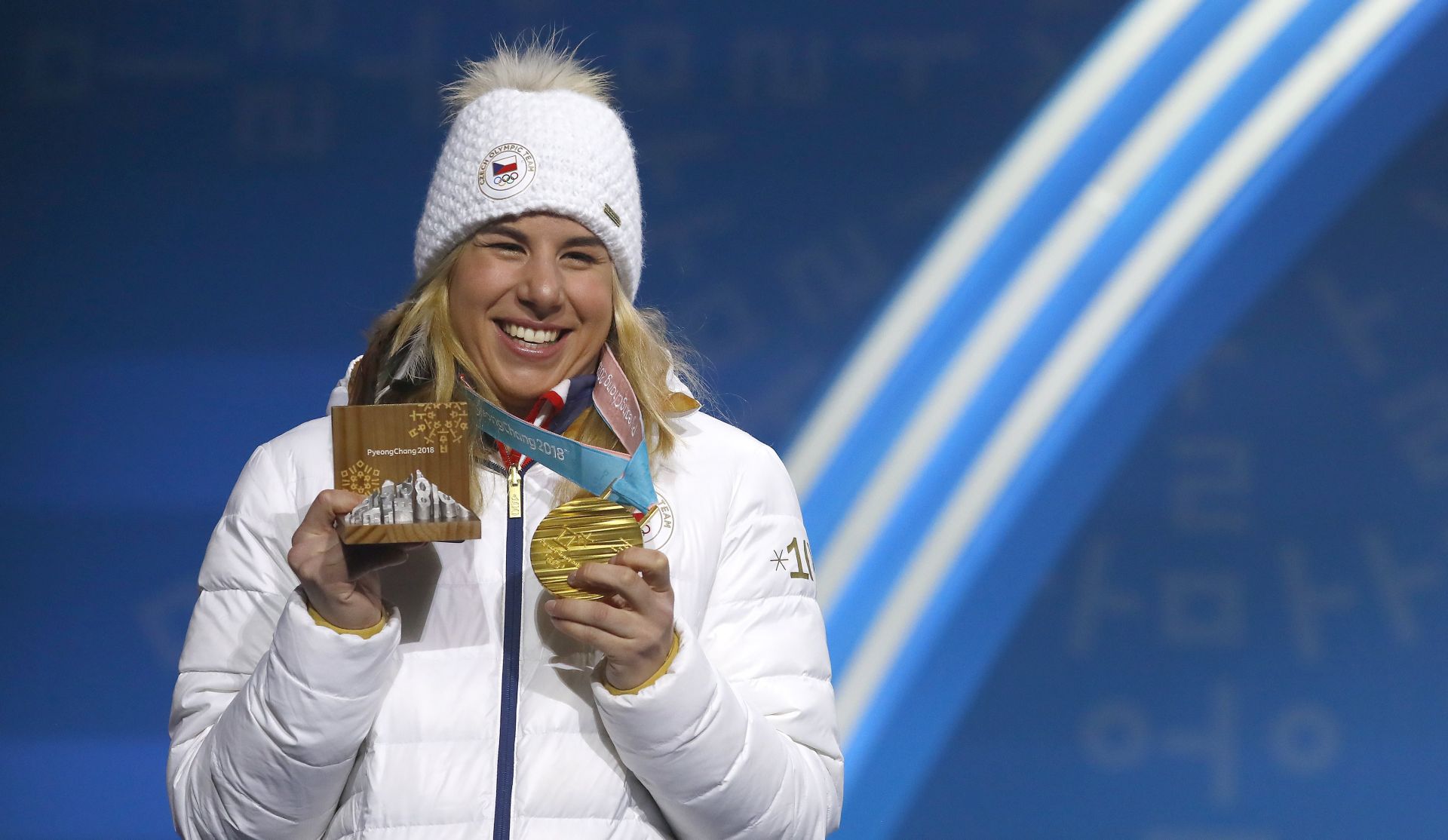 epa06560580 Gold medalist Ester Ledecka of the Czech Republic during the medal ceremony for the women's Snowboard Parallel Giant Slalom (PGS) event at the PyeongChang 2018 Olympic Games, South Korea, 24 February 2018.  EPA/DIEGO AZUBEL