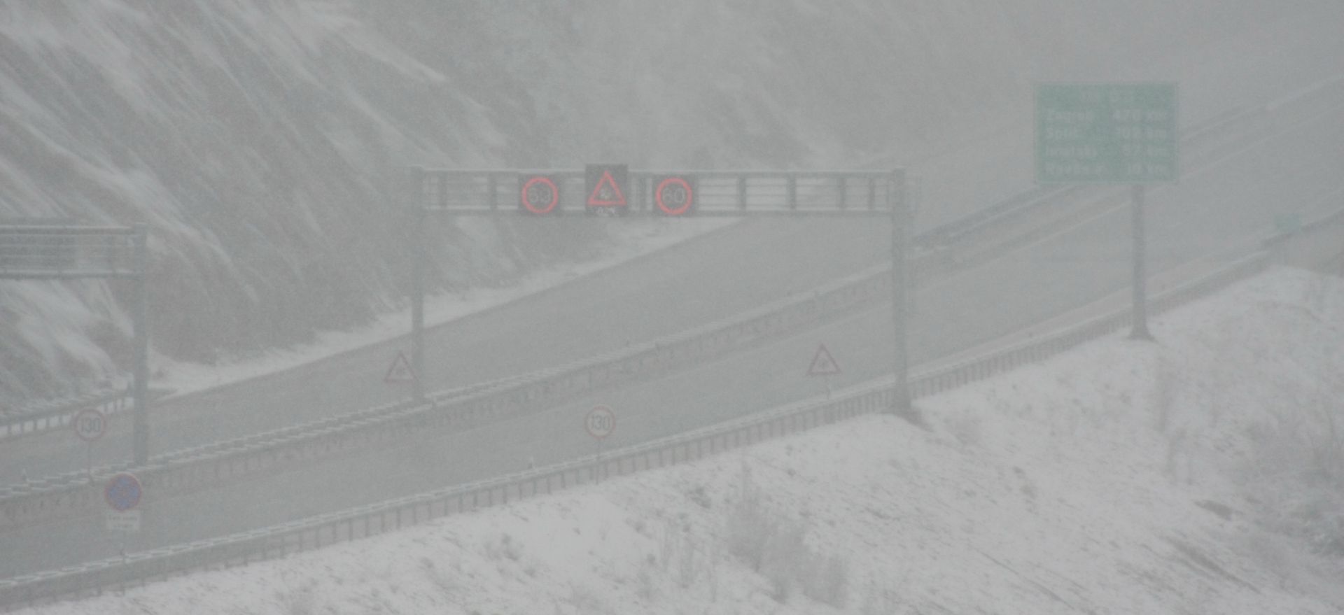 Vrgorac, 25.2.2018. - Gusta magla i snijeg koji pada od jutros čine poteškoće u prometu na dionici autoceste A1, na području od Vrgorca do Zagvozda. Magla usporava promet, no kolnici su čisti na cijeloj dionici, kao i lokalne ceste prema granici s Bosnom i Hercegovinom, te prema Dubrovniku i jugu zemlje.
foto HINA/ Jure DIVIĆ/ ml