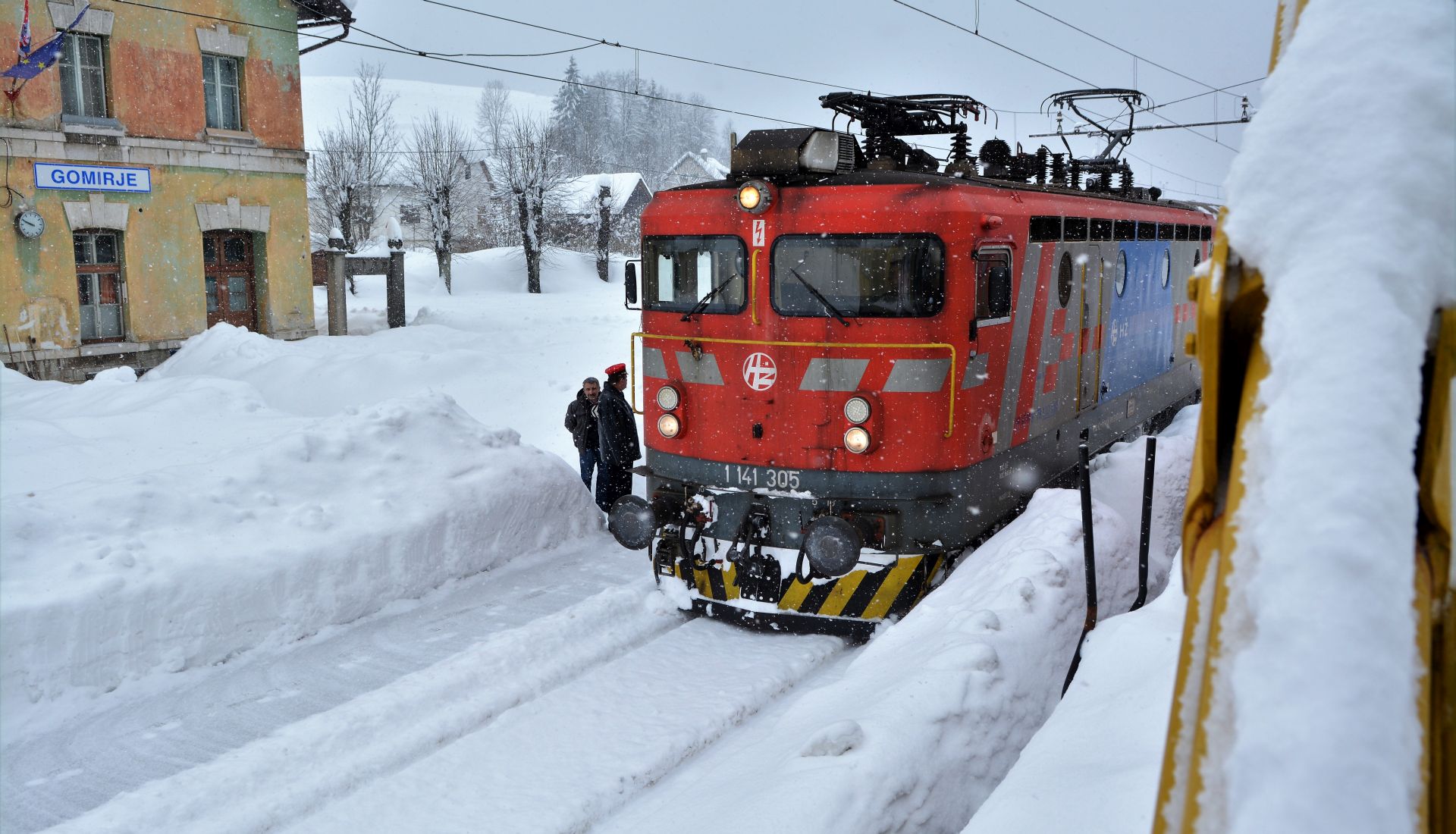 Ogulin, 25.2.2018. - Kako bi javnosti pokazala stanje u željezničkom prometu u eksremnim snježnim uvjetima na pravcima od Splita odnosno Rijeke prema Zagrebu, Uprava HŽ Infrastrukture, s predsjednikom Ivanom Kršićem, u nedjelju se s novinarima provozala snjegočistačem „Rolba“ od Ogulina do Moravica.
foto HINA/ Mladen VOLARIĆ/ ml