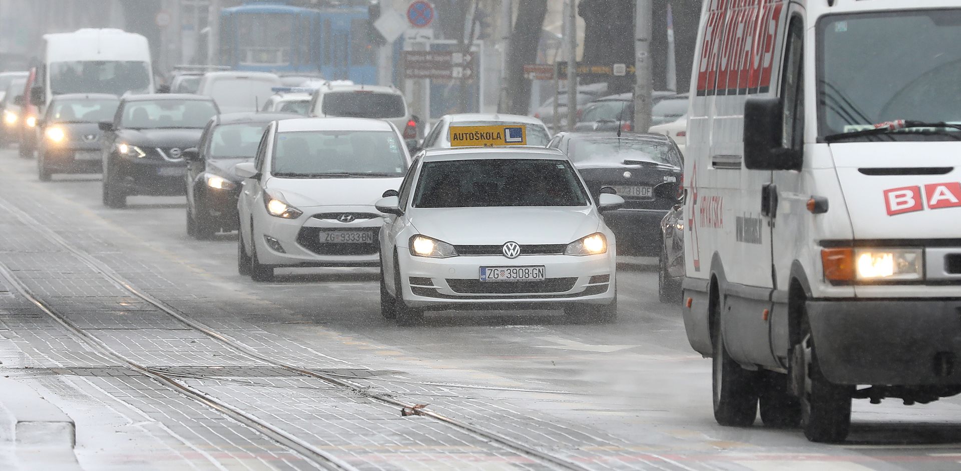 Zagreb, 26.02.2018. - Hladan vjetar i sitan snijeg oteavaju kretanje gradom pjeacima i vozaèima. Graðani su se zatitili toplom odjeæom prilikom izlaska na veliku hladnoæu. foto HINA/ Lana SLIVAR DOMINIÆ/ lsd