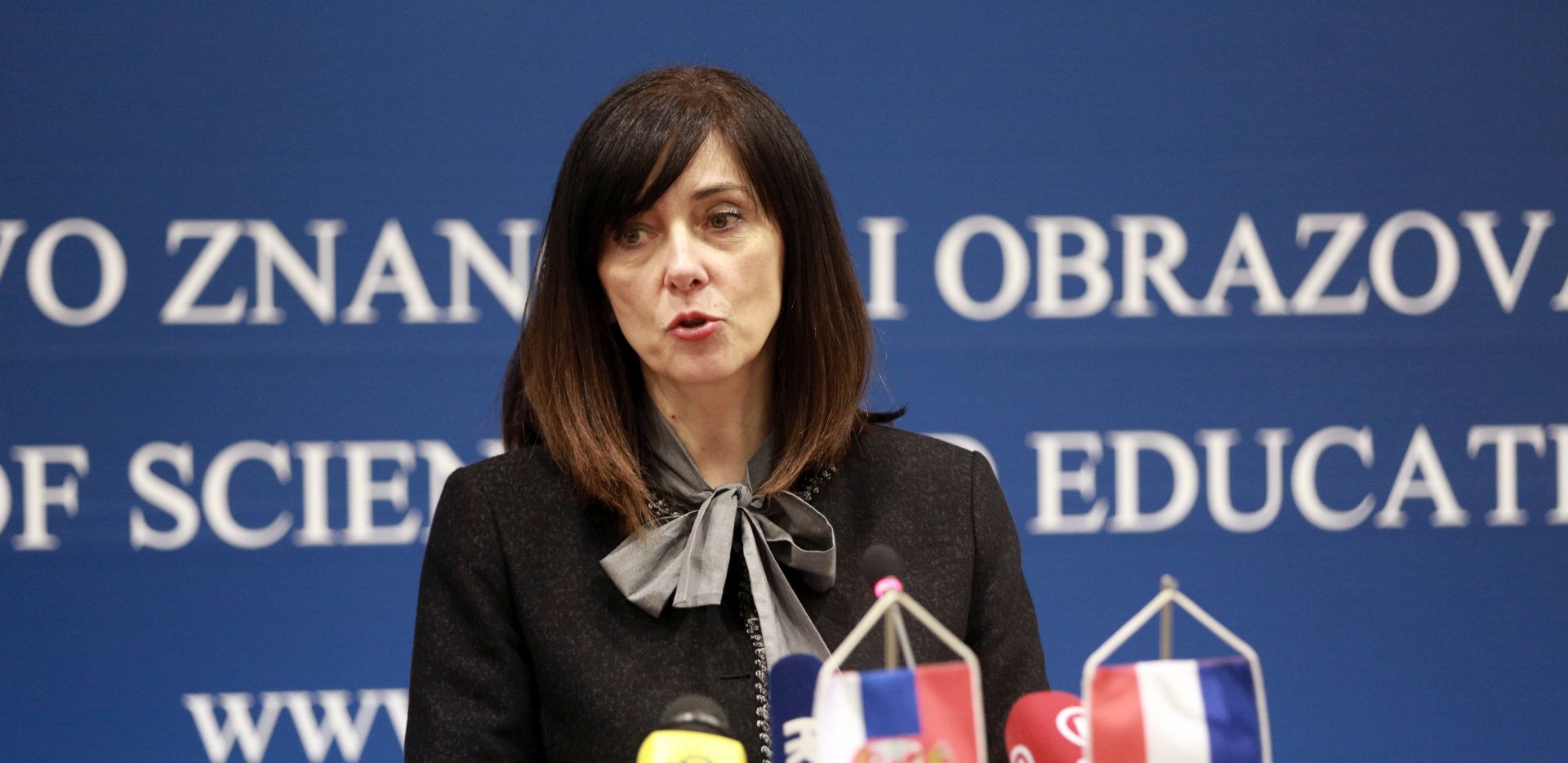 Zagreb, 27.2.2018. - Ministrica znanosti i obrazovanja  Blaženka Divjak (na slici) i ministar obrazovanja, znanosti i tehnološkog razvoja Republike Srbije Mladen Šarčević održali su radni sastanak na kojem  razgovarali o statusu učenika u obrazovnim sustavima Hrvatske i Srbije, lektoratu hrvatskoga jezika u Novome Sadu, mogućnostima suradnje u području državne mature te procesu vrednovanja visokoškolskih ustanova. Na slici zjave za medije.
Foto HINA/ Dario GRZELJ/ dag