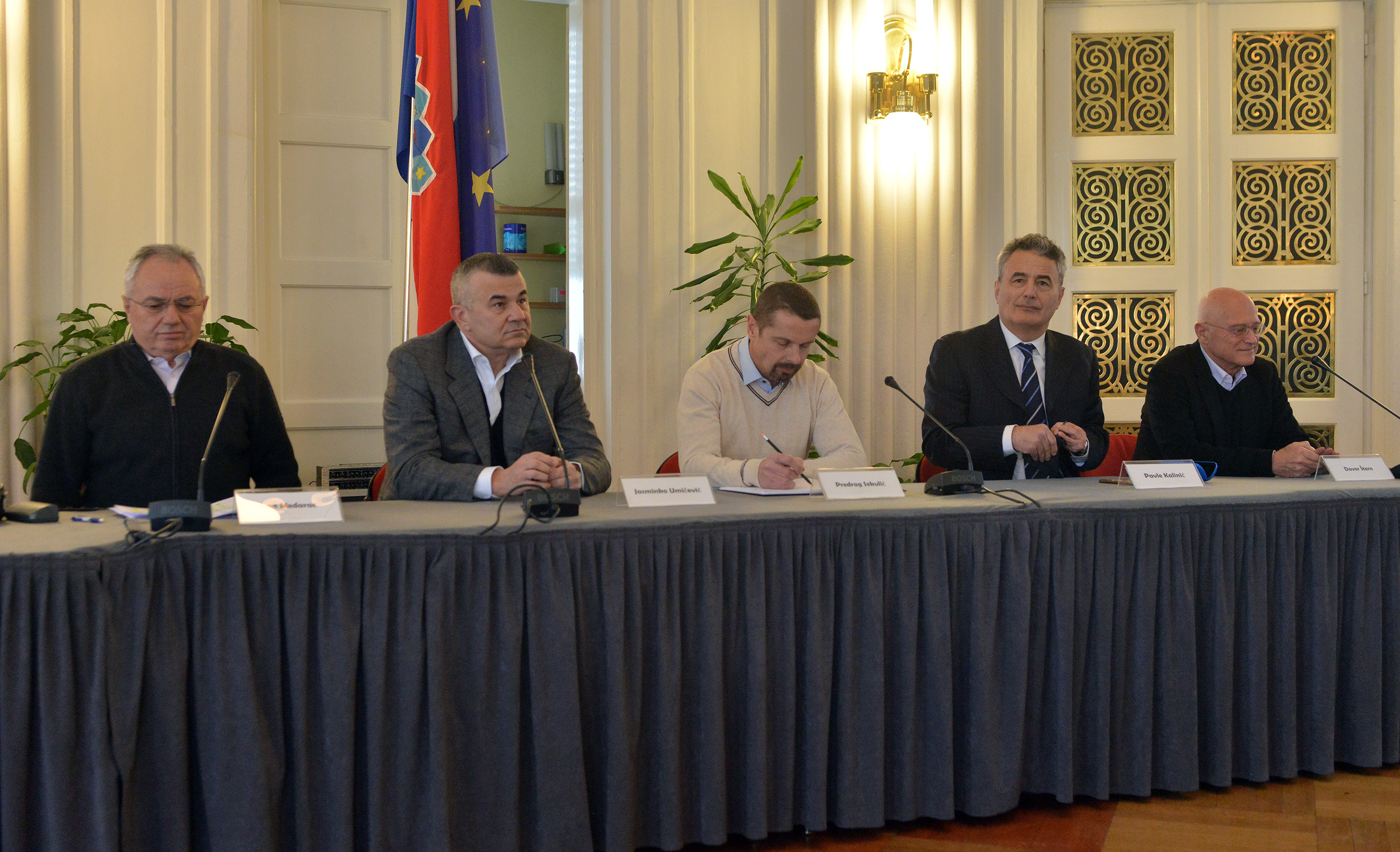 Zagreb, 27.02.2018 - Tribina Sindikata nova solidarnost 5 do 12 za INA.Na fotografiji Ivan Medarac, Jasminko Umičević, Predrag Sekulić, Pavle Kalinić,Davor Štern.
foto HINA/ Admir BULJUBAŠIĆ/ abu