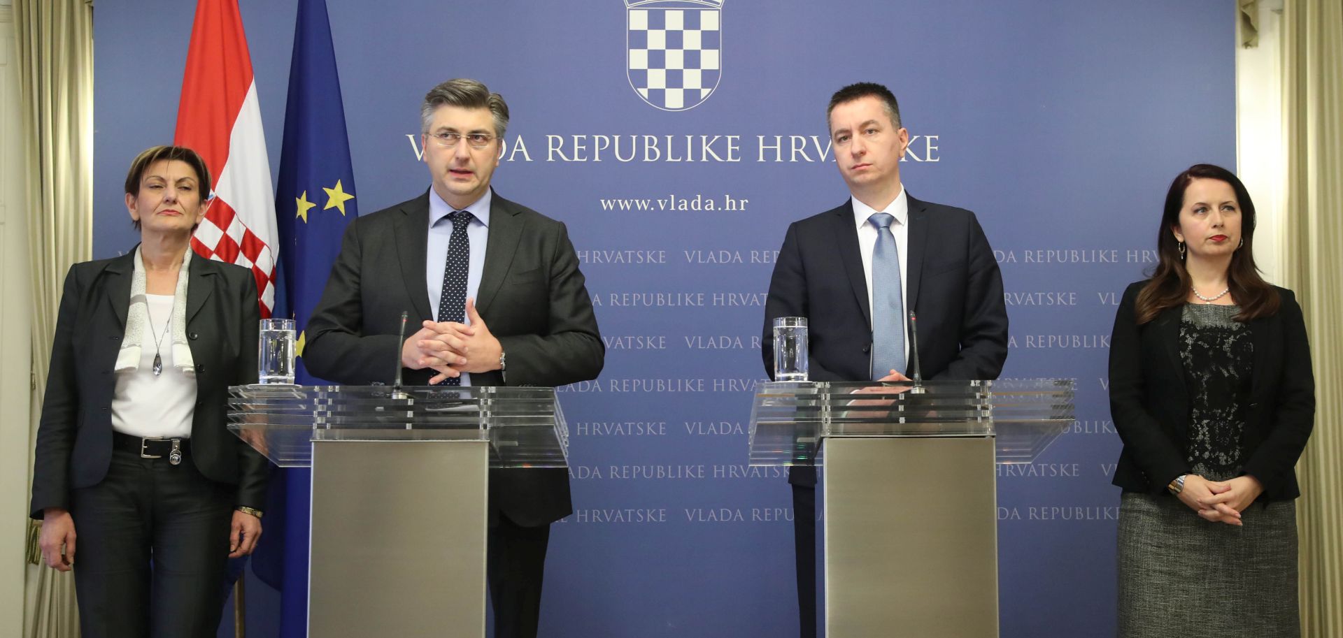 Zagreb, 27.2.2018.- Vlada je na sjednici u utorak za novoga izvanrednog povjerenika u Agrokoru predloila Fabrisa Peruka, a za njegovu zamjenicu Irenu Weber. Na slici Martina Daliæ, Andrej Plenkoviæ, Fabris Peruko i Irena Weber tijekom tiskovne konferencije nakon sjednice Vlade.
foto HINA/ Damir SENÈAR/ ua