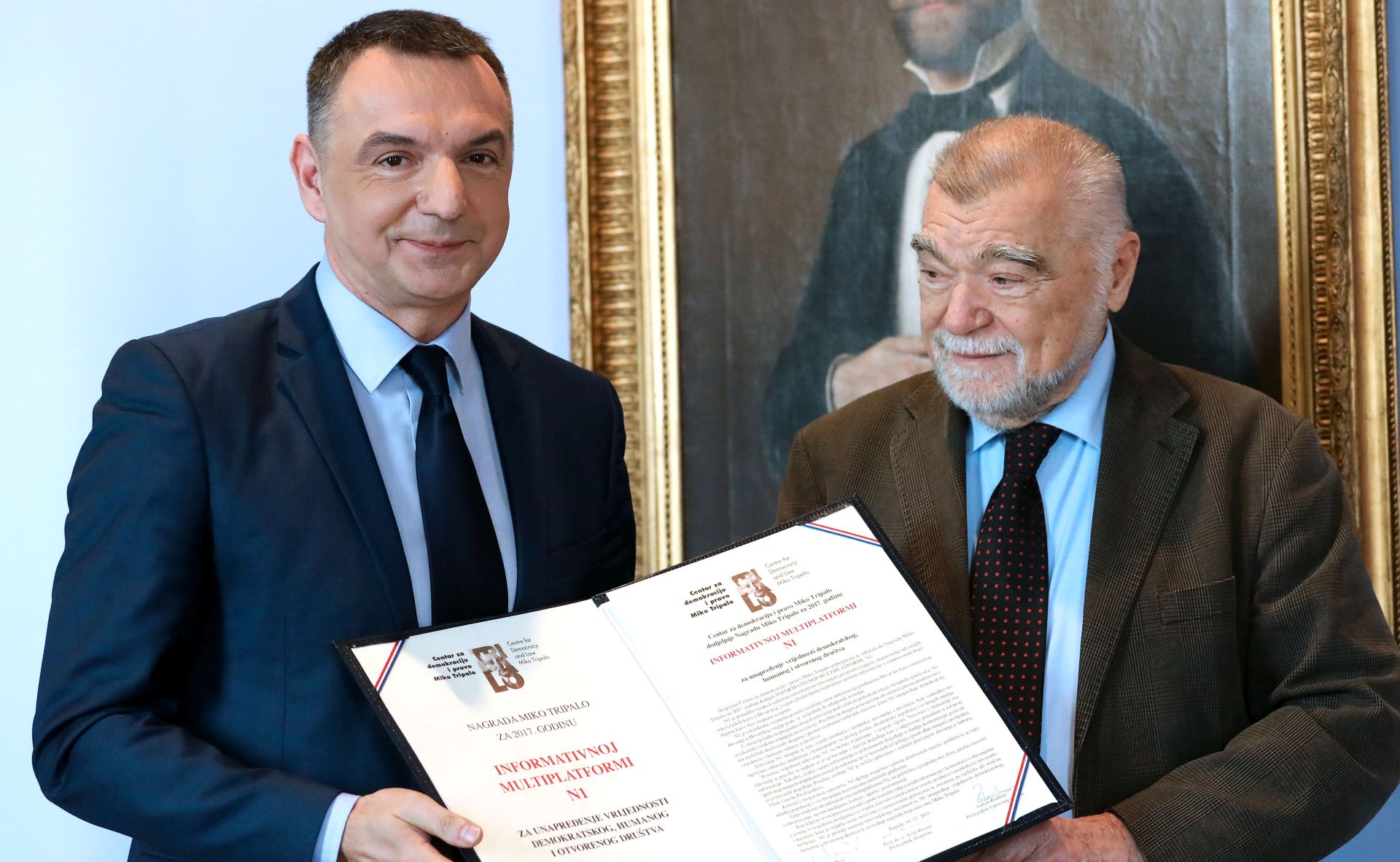 Zagreb, 28.02.2018. - Centar za demokraciju i pravo Miko Tripalo dodjelio je Nagradu Miko Tripalo za 2017. Informativnoj multiplatformi  N1 za unapreðenje vrijednosti demokratskog, humanog i otvorenog drutva. Na fotografiji Tihomir Ladiiæ, Stjepan Mesiæ. foto HINA/ Lana SLIVAR DOMINIÆ/ lsd