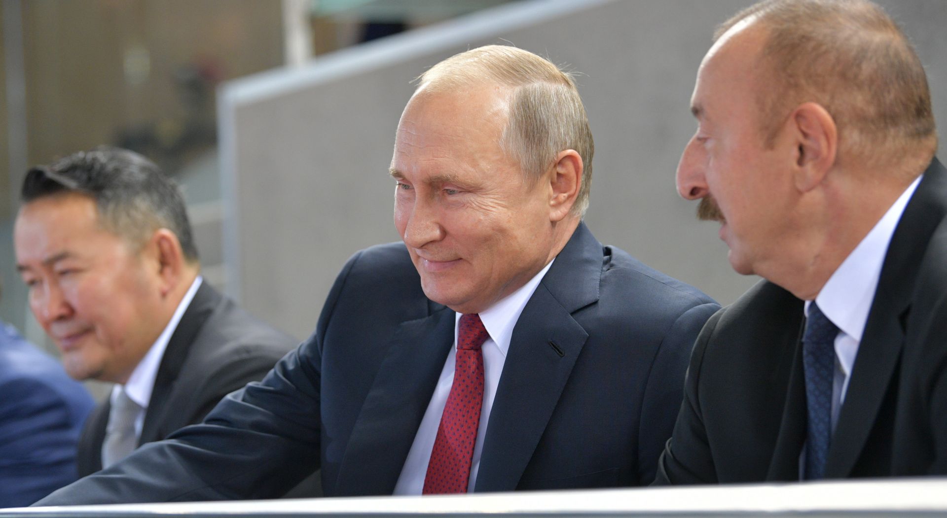 epa07050425 Russian President Vladimir Putin (C), Mongolian President Khaltmaagiin Battulga (L) and President of Azerbaijan Ilham Aliyev (R) attend the Judo World Championships 2018 in Baku, Azerbaijan, 27 September 2018.  EPA/ALEXEI DRUZHININ/SPUTNIK/KREMLIN / POOL