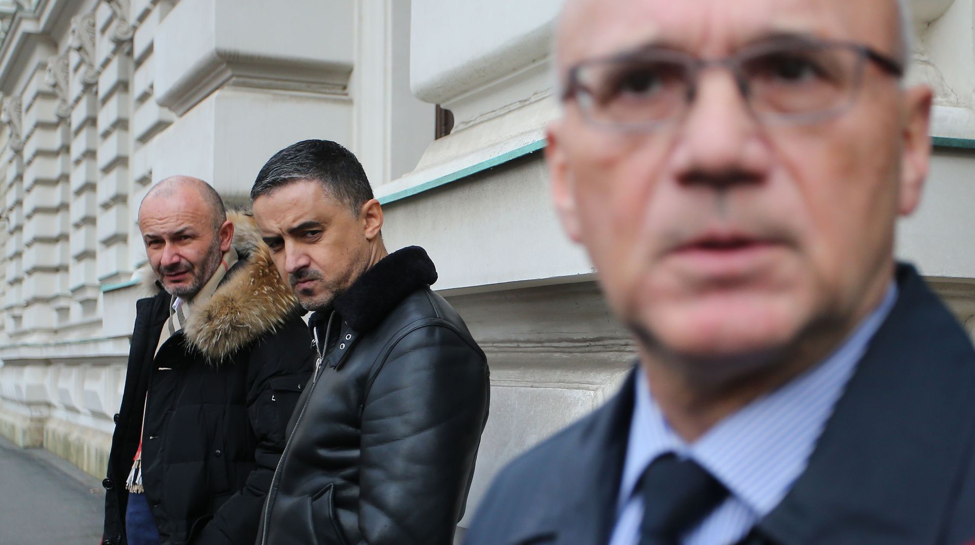 01.02.2018., Zagreb - Sudjenje Davidu Komsicu za ubojstvo Kristine Krupljan. Branitelj ubojice Veljko Miljevic  ispred Zupanijskog suda u razgovoru s novinarima dok ga u pozadini cekaju Ivo Komsic i Vjekoslav Komsic. Photo: Jurica Galoic/PIXSELL