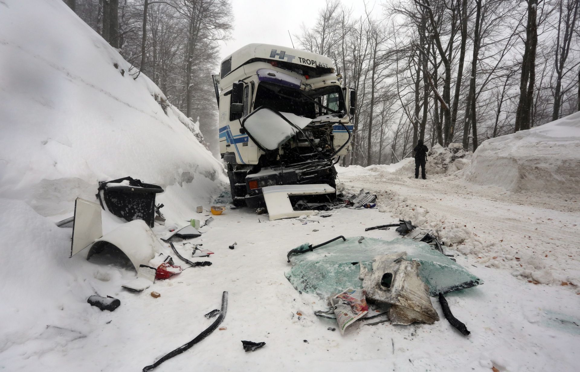 26.02.2018., Gornje Jelenje - U prometnoj nesreci na staroj cesti Rijeka-Zagreb u blizini skretanja za Crni Lug sudjelovali su kamion i autobus, a ozlijedjeno je vise osoba. Policija obavlja ocevid, a cestarske sluzbe uklanjaju razbijena vozila. Photo: Goran Kovacic/PIXSELL