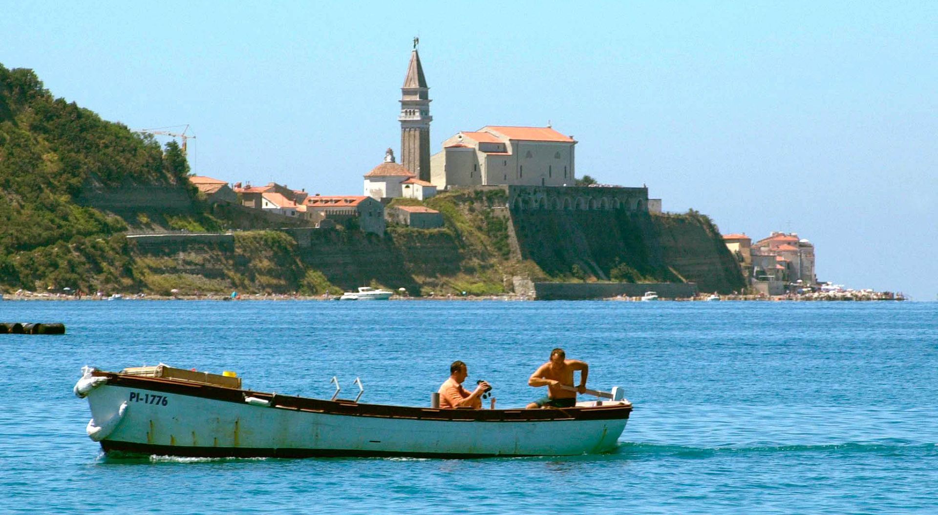 Piran, Slovenija - Pogled s mora na Piranski zaljev i mjesto Piran, ribarenje.
foto FaH