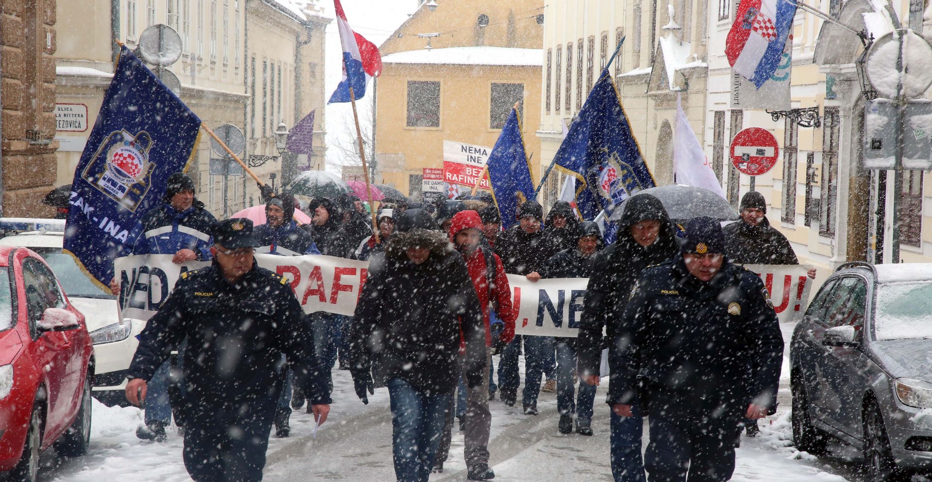 Zagreb, 23.02.2018 -  Stoer za obranu Rafinerije nafte Sisak i obranu radnih mjesta organizirao je mirni prosvje na Markovom trgu u Zagrebu 
ispred zgrade Vlade i Sabora. Razlog su najavljene organizacijske promjene u INA-i, odnosno gaenje proizvodnje na postrojenju FCC u Sisku i 
otputanje 40 radnika, to je protumaèeno kao poèetak postupka zatvaranja sisaèke Rafinerije. 
foto HINA /Zvonimir KUHTIÆ/ zk