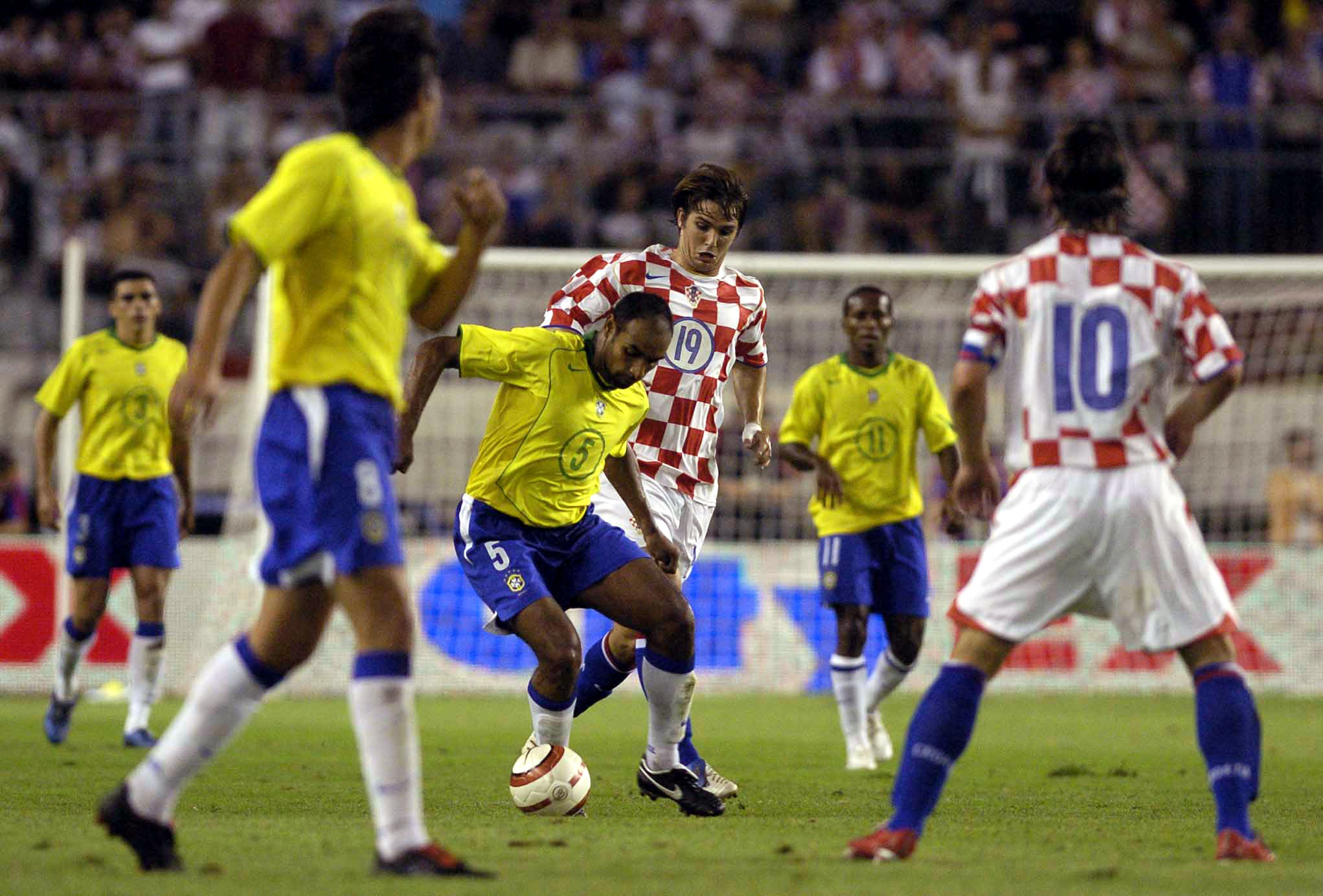 Split, 18.08.2005 - Hrvatski nogometa Niko Kranjèar u borbi za loptu s brazilskim braniæem tijekom prijateljske nogometne utakmice izmeðu reprezentacija Hrvatske i Brazila na Poljudu.
foto FaH