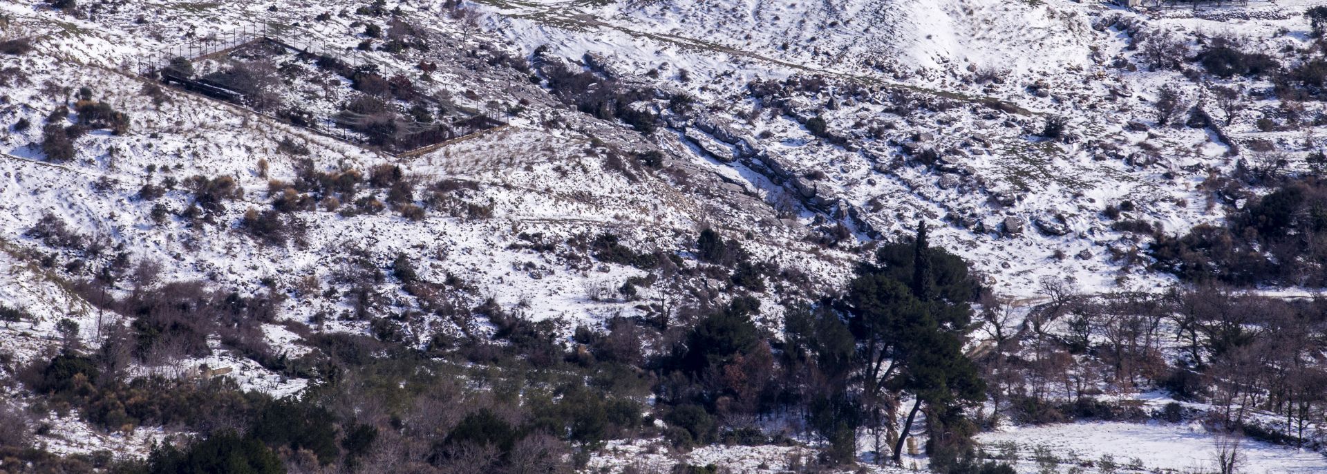Klis, 27.02.2018. - Unatoè suncu i vedrom vremenu snijeg se nije uspio otopiti na klikoj tvrðavi. Temperatura je cijelu noæ pa sve do podne bila ispod nule. Ta srednjovjekovna utvrda nalazi se iznad Splita izmeðu planina Mosor i Kozjak. 
foto HINA/ Miroslav LELAS/ lm