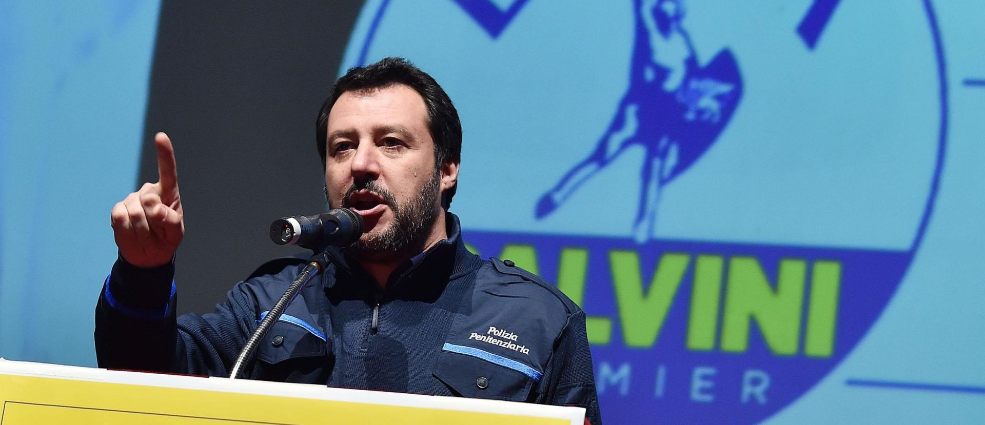 epa06571437 The North League (LN) party's candidate for the post of the Prime Minister, Matteo Salvini (C) speaks during an electoral meeting in Turin, Italy, 28 February 2018. General elections in Italy will be held on 04 March 2018.  EPA/ALESSANDRO DI MARCO