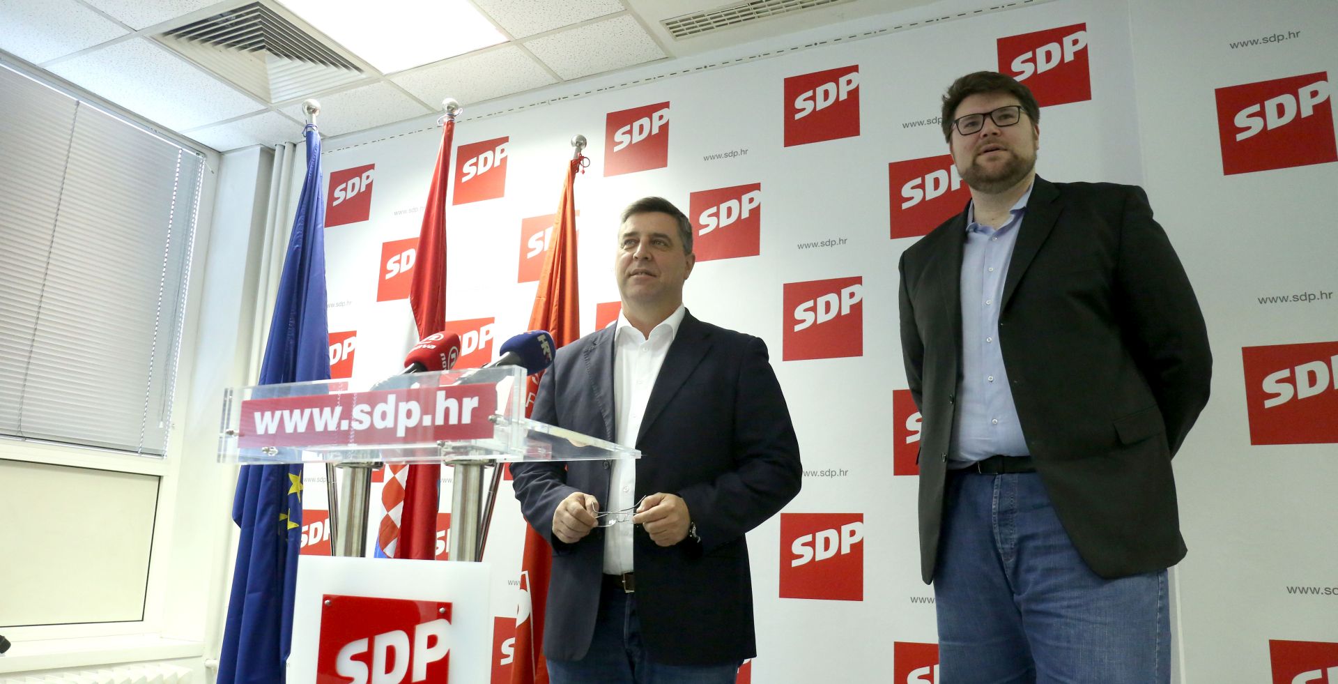 Zagreb, 01.03.2018 - Konferencija za medije članova Predsjedništva SDP-a, ujedno i saborskih zastupnika Peđe Grbina i Franka Vidovića, temu "Prijedlog izmjena i dopuna Zakona o najmu stanova ili kako od hrvatskih građana napraviti socijalne slučajeve". Na fotografiji Peđa Grbin, Franko Vidović. foto HINA/ Daniel KASAP/ dk