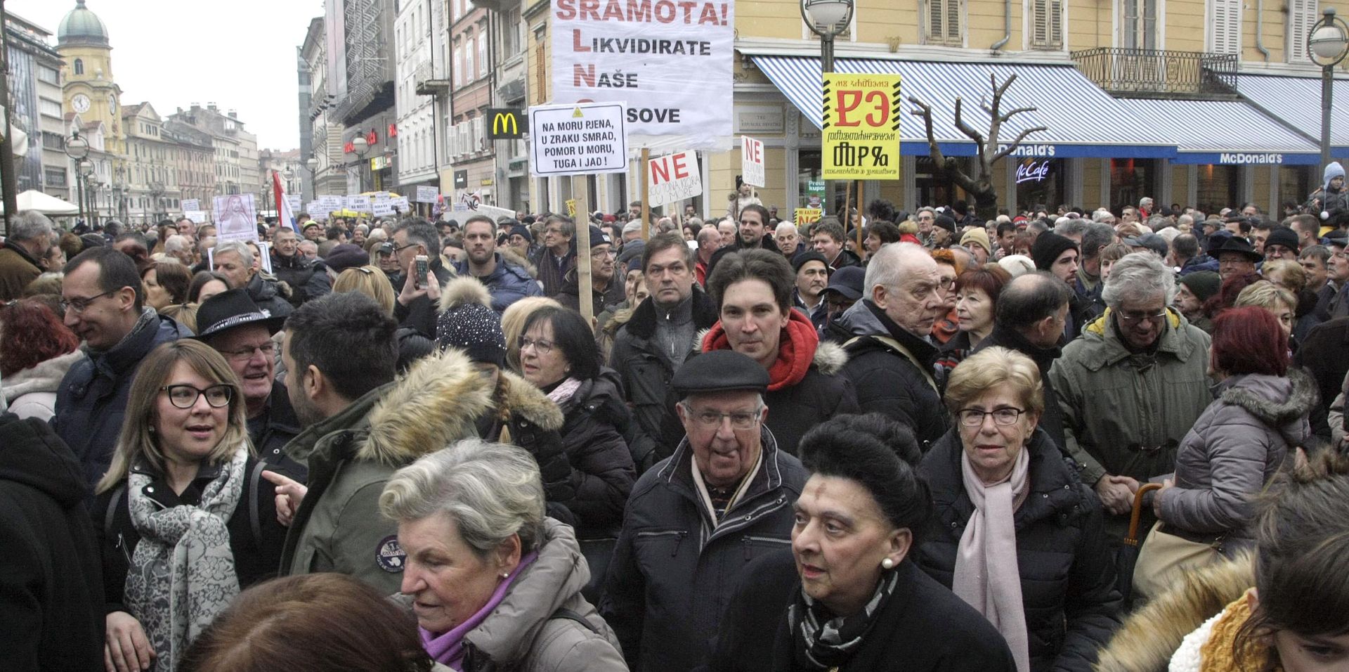Rijeka, 03.03.2018. - Drutvo za poljepavanja Omilja organiziralo je na Trgu 128. brigade u Rijeci prosvjed te potpisivanje peticije protiv plutajuæeg LNG terminala na Omilju.
foto HINA/ Miljenko KLEPAC/ es