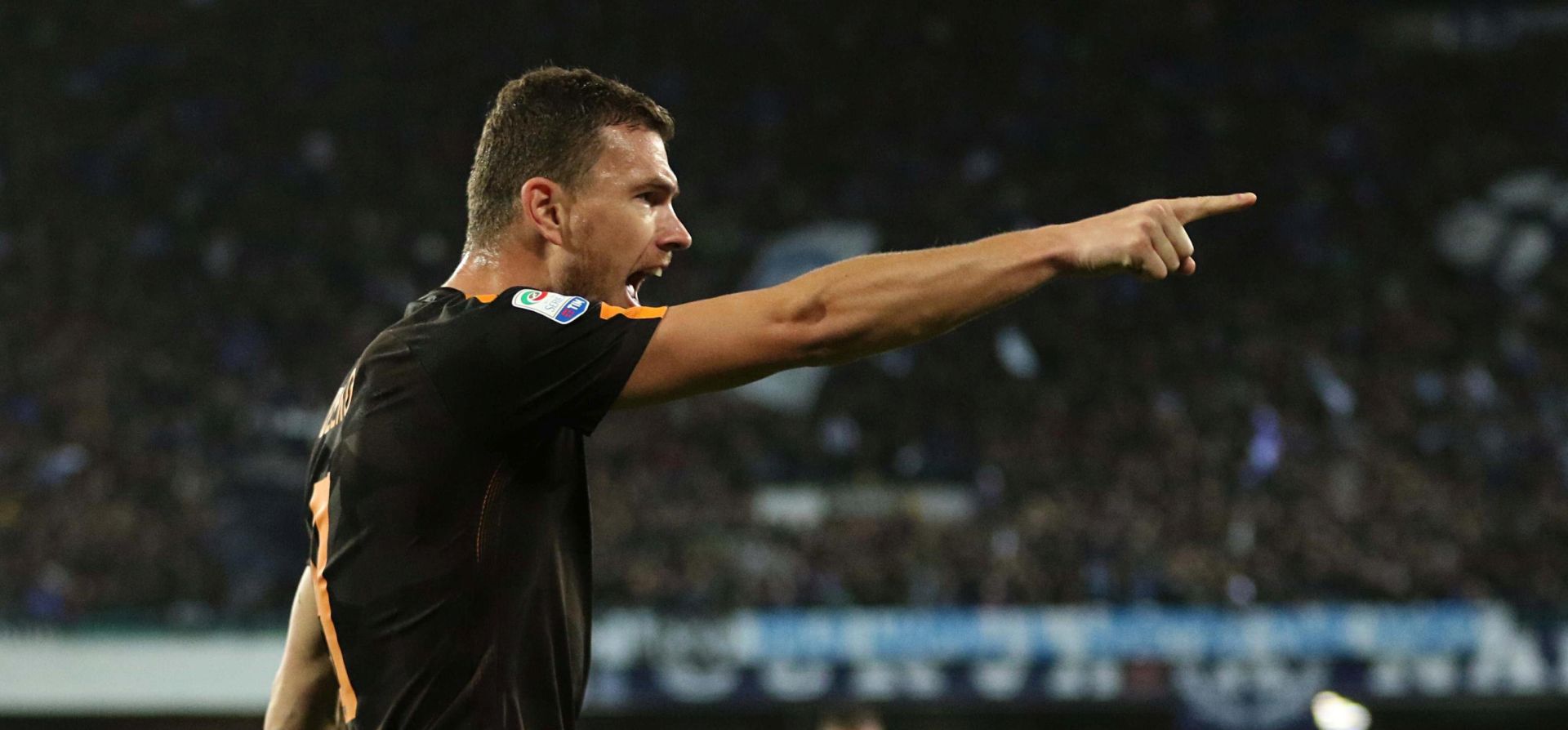 epa06577879 Roma's forward Edin Dzeko jubilates after scoring the goal 2-1 during  the Italian Serie A soccer match between SSC Napoli and AS Roma  at the San Paolo stadium in Naples, Italy, 03 March 2018.  EPA/CESARE ABBATE