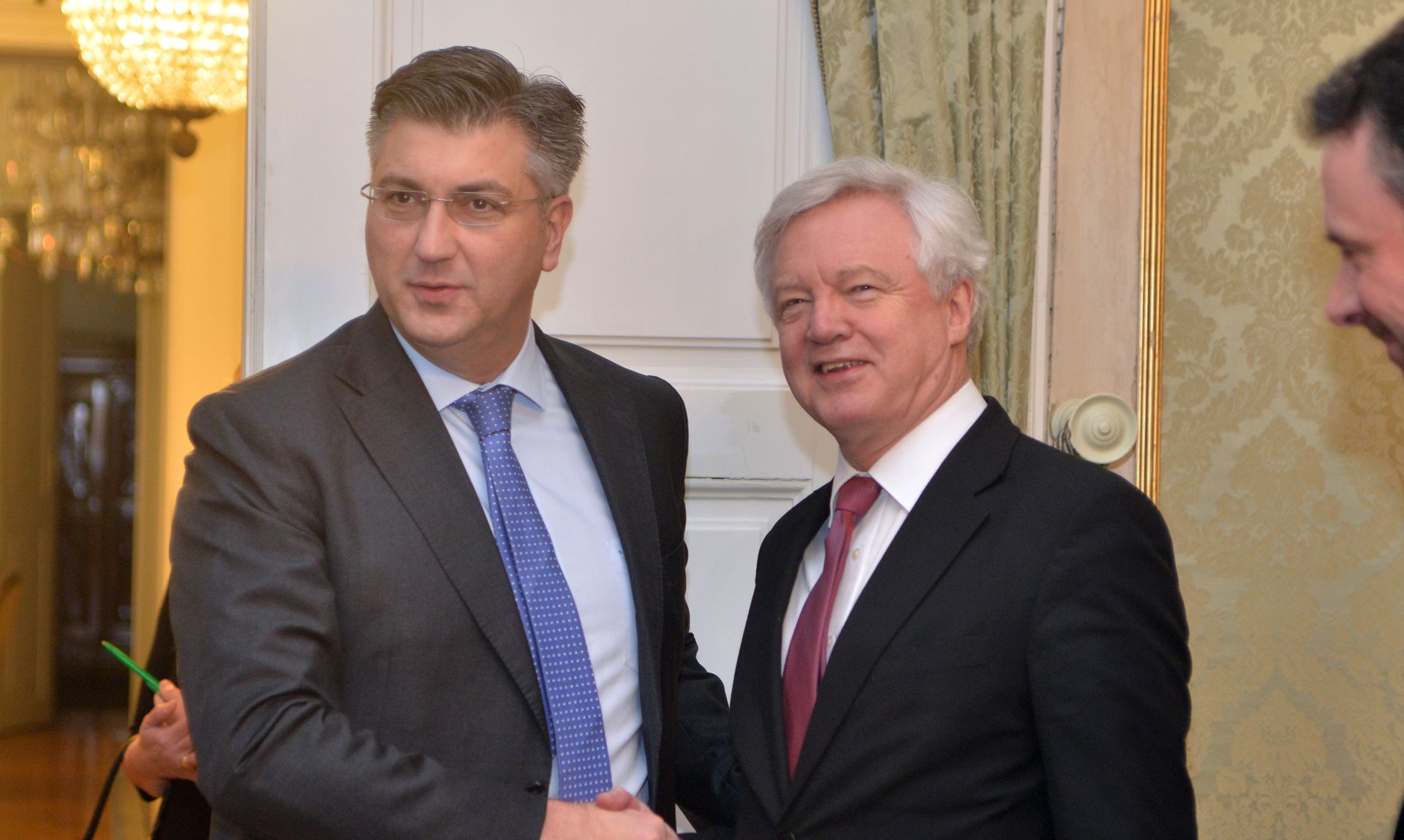 Zagreb, 05.03.2018 - Predsjednik VladeAndrej Plenković sastao  se sa ministrom za izlazak iz Europske unije u Vladi Ujedinjene Kraljevine Velike Britanije i Sjeverne Irske Davidom Davisom koji boravi u RH. Na fotografiji Andrej Plenković ,David Davis.
foto HINA/ Admir BULJUBAŠIĆ/ abu