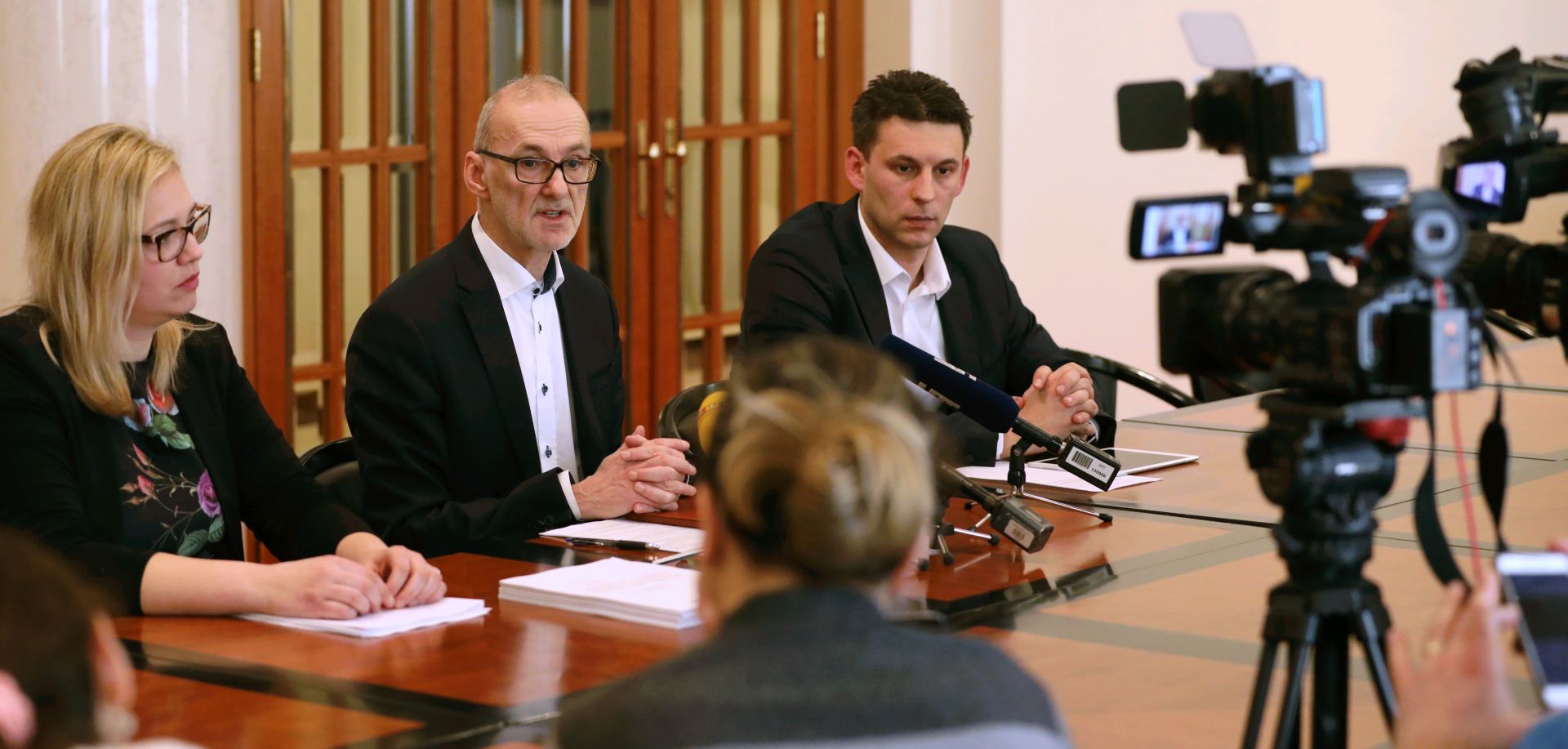 Zagreb, 06.03.2018. - Konferencija za medije Kluba zastupnika Mosta nezavisnih lista. Tema konferencije je "Stavljanje u proceduru Zakona o sudovima i Zakona o DSV-u nakon savjetovanja s javnoæu". Na fotografiji Maja Grubiin, Robert Podolnjak, Boo Petrov. foto HINA/ Lana SLIVAR DOMINIÆ/ lsd