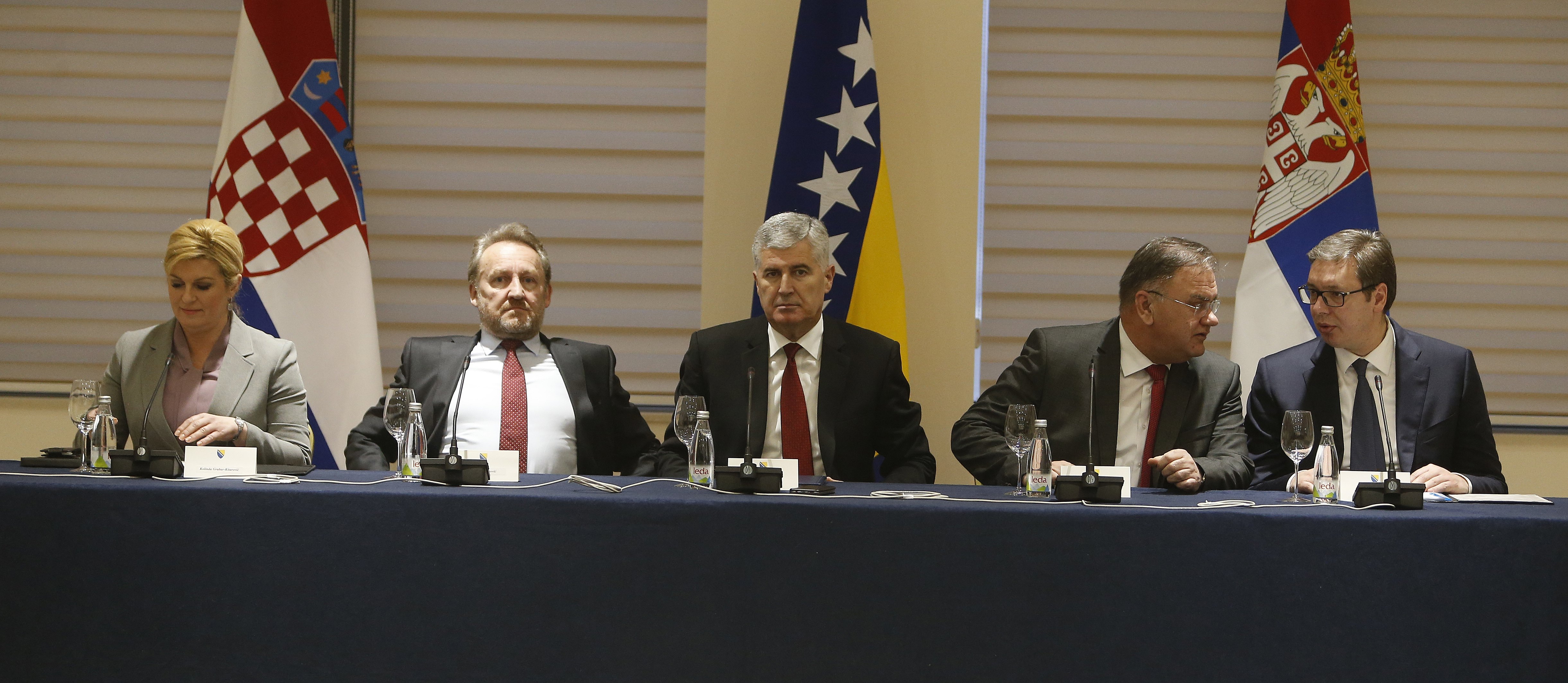 epa06584842 (L-R) Croatian President Kolinda Grabar Kitarovic, Member of Bosnian Presidency Bakir Izetbegovic, Chairman of Bosnian Presidency Dragan Covic, Member of Bosnian Presidency Mladen Ivanic and Serbian President Aleksandar Vucic during a press conference in Mostar, Bosnia and Herzegovina, 06 March 2018. Croatian President Kolinda Grabar Kitarovic and Serbian President Aleksandar Vucic met in Mostar with BiH Presidency members for trilateral talks.  EPA/FEHIM DEMIR