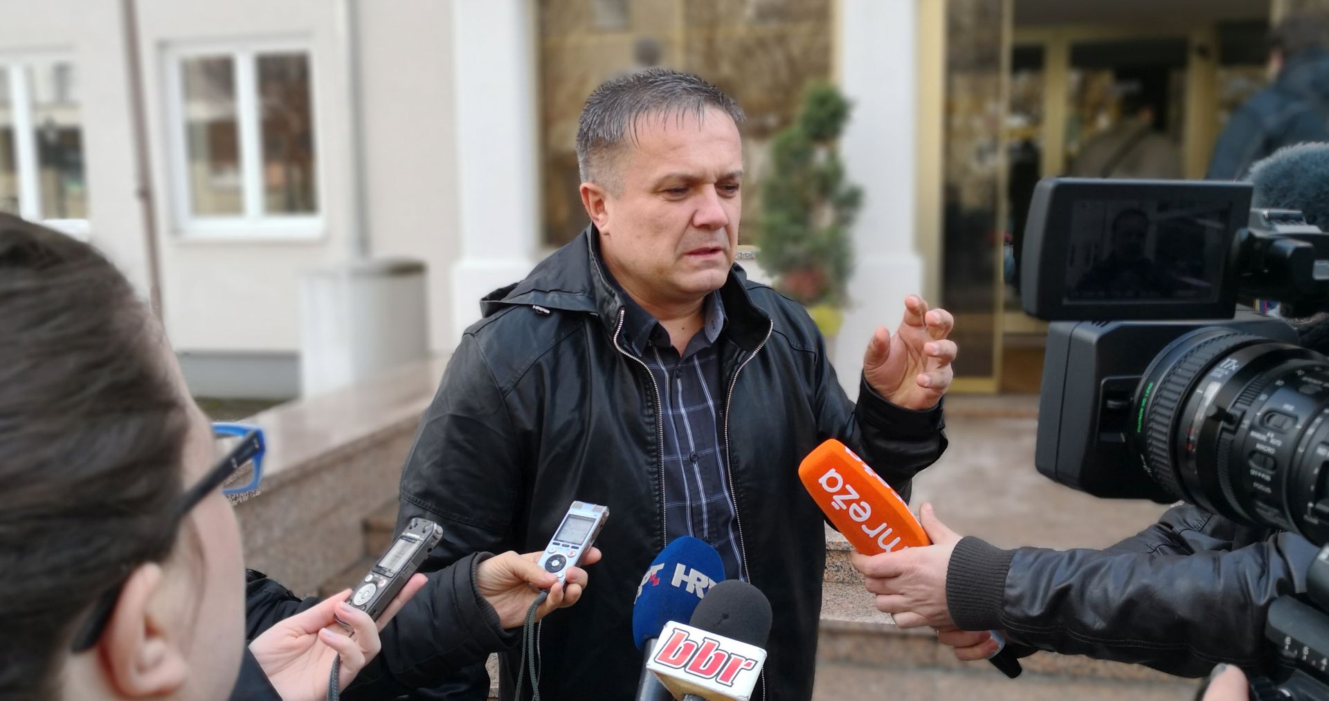 Bjelovar, 7.3.2018 - Predstavnici udruge Nezavisni hrvatski seljaci u srijedu su na konferenciji za novinare u Bjelovaru upozorili na pad proizvodnje hrane u Hrvatskoj i zatraili od ministra poljoprivrede Tomislava Toluiæa konkretne poteze kako bi se taj nepovoljan trend zaustavio. Na slici predsjednik udruge Mato Mlinariæ tijekom konferencije.
foto HINA/ Igor KOKORU/ ua