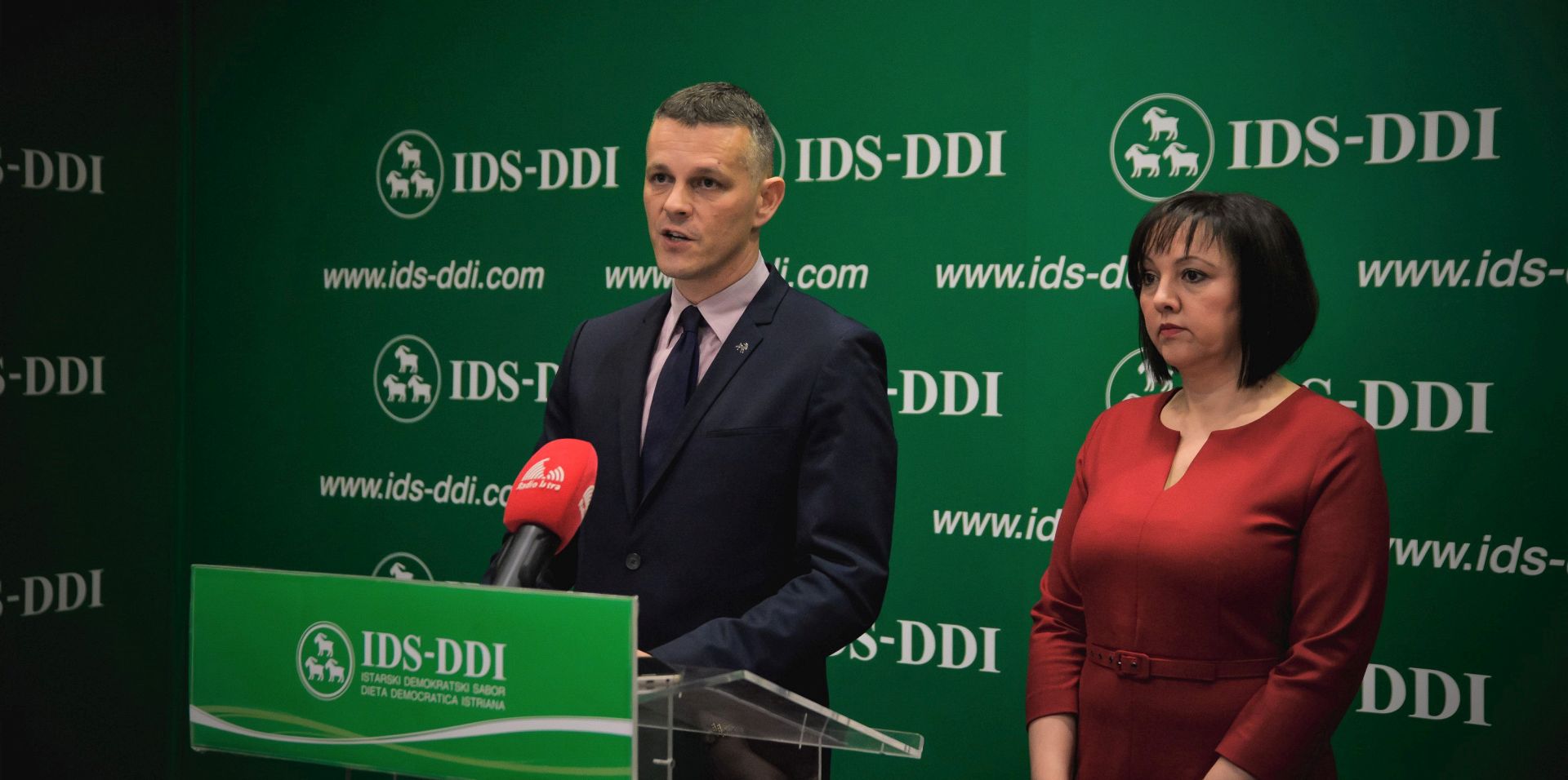 Pula, 7.3.2018 - Uoèi sutranjeg Meðunarodnog dana ena, predsjednica Kluba ena IDS-a Sandra Èakiæ Kuhar u srijedu je iz Pule poruèila kako ravnopravnost spolova za IDS nije samo "ensko pitanje", veæ prvenstveno politièko, odnosno civilizacijsko i pitanje svih onih kojima je stalo do drutvenog, socijalnog i politièkog napretka. Èakiæ Kuhar je na konferenciji za novinare, zajedno s potpredsjednikom stranke Valterom Flegom, ukazala na problem rodne ravnopravnosti u Hrvatskoj, istaknuvi da je IDS stranka u kojoj su ene izuzetno dobro zastupljene i organizirane putem Kluba ena, te se aktivno radi na poboljanju poloaja ena u Istri.
foto HINA/ Daniel SPONZA/ ua