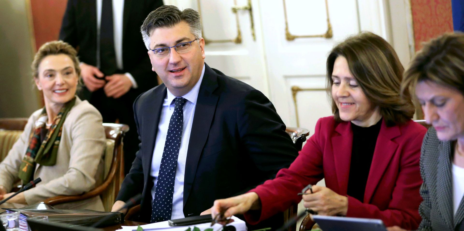 Zagreb, 08.03.2018. - Sjednica Vlade Republike Hrvatske. Predsjednik i potpredsjednik Vlade su povodom Meðunarodnog dana ena poklonili rue. Na fotografiji potpredsjednica i ministrica Marija Pejèinoviæ Buriæ, premijer Andrej Plenkoviæ, glavna tajnica Vlade Andreja Gabrijel. foto HINA/ Lana SLIVAR DOMINIÆ/ lsd