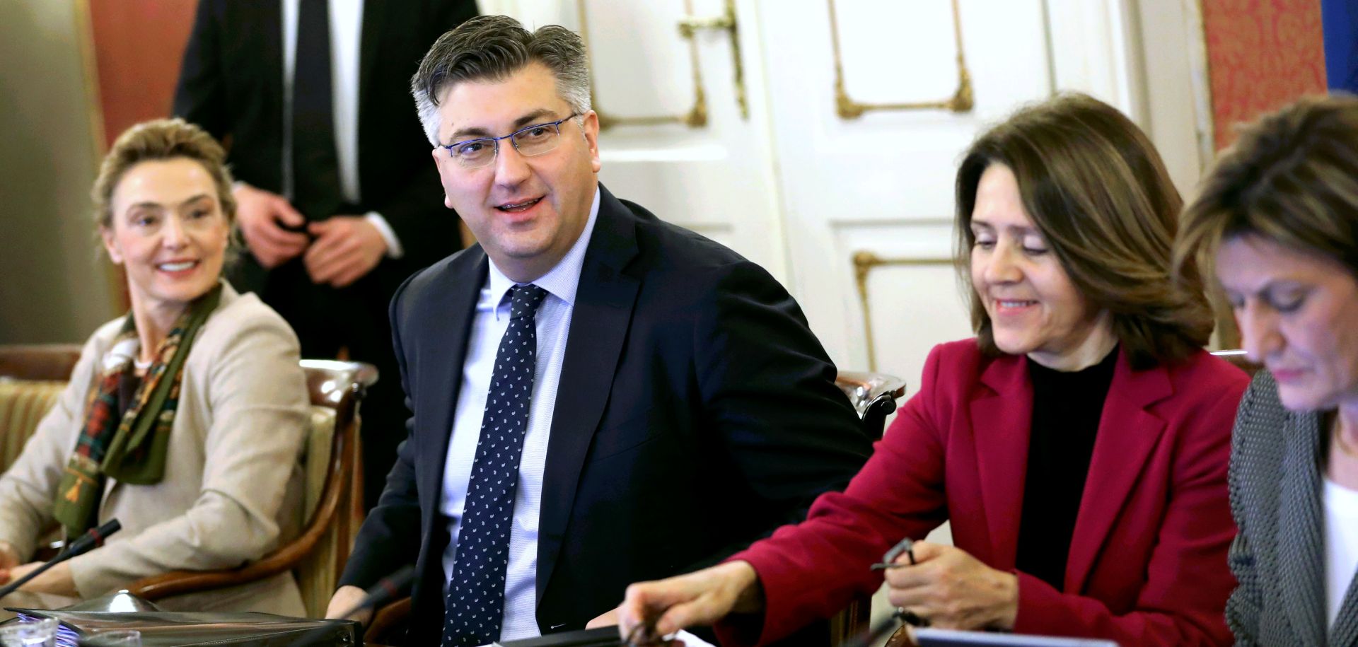 Zagreb, 08.03.2018. - Sjednica Vlade Republike Hrvatske. Predsjednik i potpredsjednik Vlade su povodom Meðunarodnog dana ena poklonili rue. Na fotografiji potpredsjednica i ministrica Marija Pejèinoviæ Buriæ, premijer Andrej Plenkoviæ, glavna tajnica Vlade Andreja Gabrijel. foto HINA/ Lana SLIVAR DOMINIÆ/ lsd
