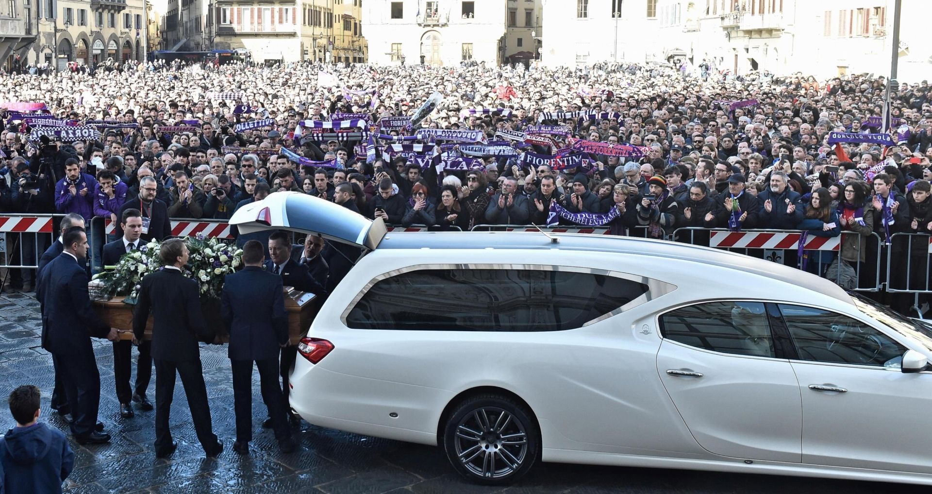 epa06588480 Pall bearers carry the coffin of Fiorentina captain Davide Astori during his funeral in Florence, Italy, 08 March 2018. Astori, 31, died of a heart attack ahead of Fiorentina's match at Udinese on 04 March 2018 at the age of 31.  EPA/MAURIZIO DEGL INNOCENTI