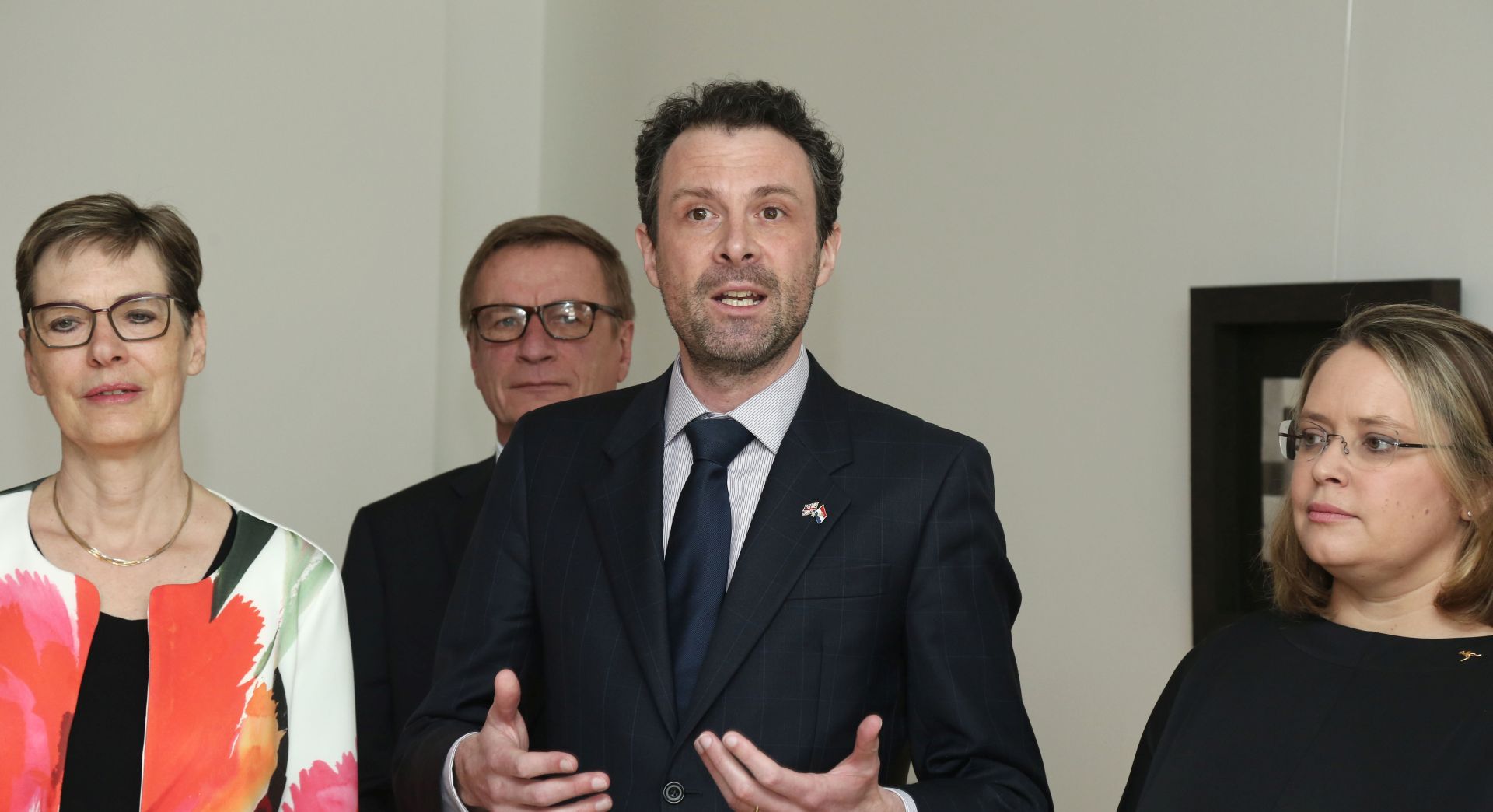 Zagreb, 8.03.2018 -  Britanski veleposlanik u Hrvatskoj Andrew Dalgleish, zajedno s veleposlanicama/ima Australije, Brazila, Danske, Francuske, Finske, Irske, Kanade, Nizozemske, Norveške, SAD-a, Švedske i Španjolske, pokrenuo je inicijativu "Postani veleposlanica/k na jedan dan i učini nešto za ravnopravnost spolova!"  - "Become an Ambassador for a Day and Stand Up for Gender Equality!". Inicijativa, koju kao pokroviteljica podupire i predsjednica RH Kolinda Grabar-Kitarović, ima za cilj promovirati važnost i vrijednost ravnopravnosti spolova među mladim ljudima. Na slici Risto Piipponen (Finska), Elizabeth Marianne Petrović (Australija) i Andrew Dalgleish (Velika Britanija).
foto HINA/ Tomislav PAVLEK /tp