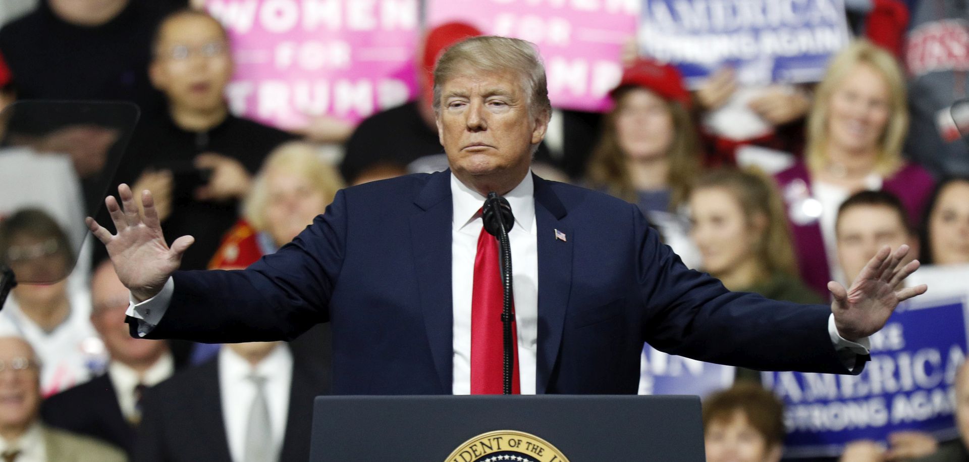 epa06595046 US President Donald J. Trump speaks during a campaign rally at at Atlantic Aviation in Moon Township, Pennsylvania, USA, 10 March 2018.  EPA/DAVID MAXWELL