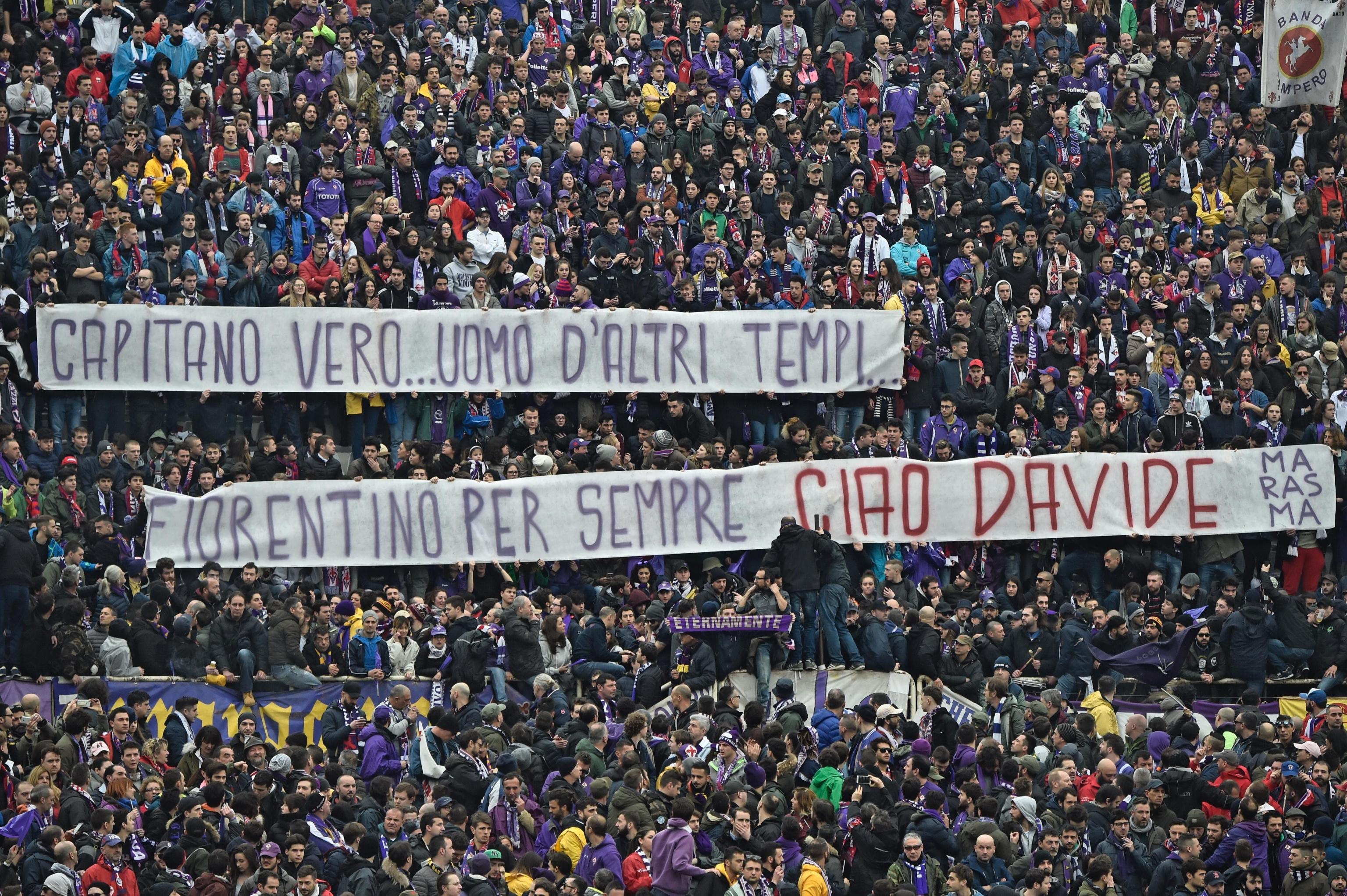 epa06595858 Fiorentina's supporters show banners reading "Capitano vero...uomo d'altri tempi" (True Captain...man of other times) and "Fiorentino per sempre, ciao Davide" (Florentine forever, bye David) in memory of late Italian ACF Fiorentina player Davide Astori prior to the Italian Serie A soccer match ACF Fiorentina vs Benevento Calcio at Artemio Franchi stadium in Florence, Italy, 11 March 2018.  EPA/MAURIZIO DEGL'INNOCENTI