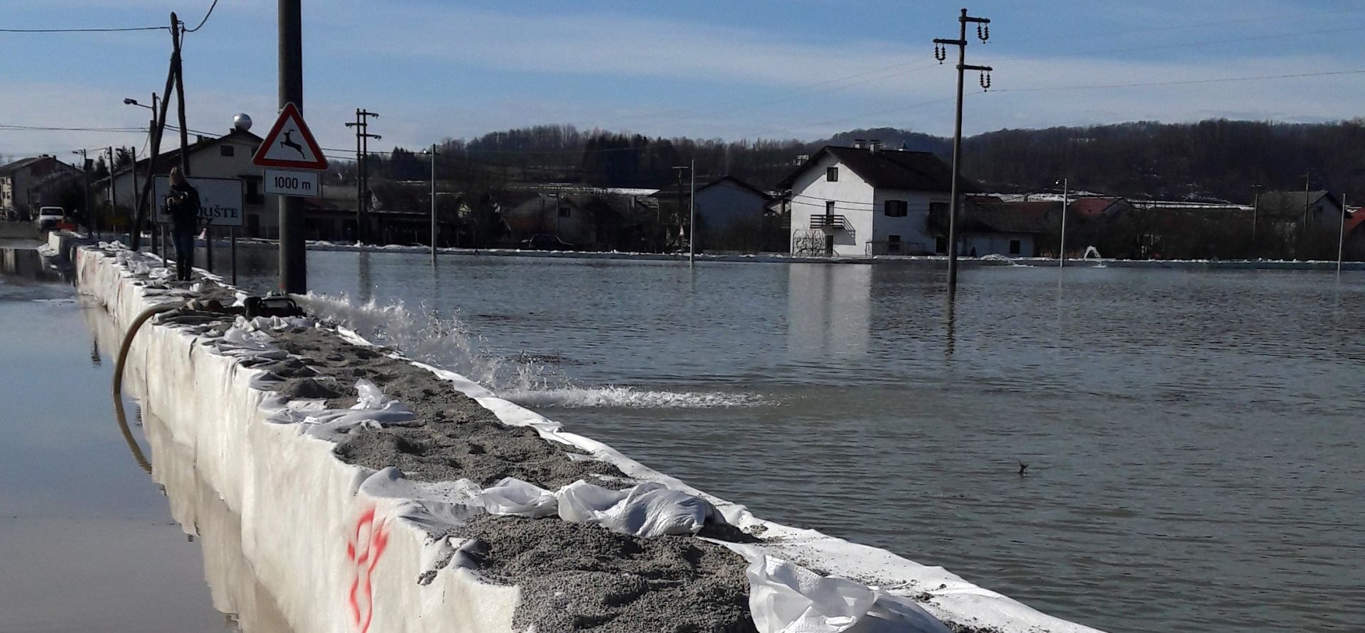 Karlovac, 13.03.2018. - U podne je Kupa u Karlovcu bila visoka 773 centimetara, Korana 784,  po jedan centimetar nie nego sat ranije, a to znaèi da je vrhunac dostignut i da rijeke vie neæe rasti, no zakljuèak danas odranog karlovaèkog Stoera civilne zatite da treba nastaviti i jo pojaèati broj crpki za prepumpavanje procjednih voda uz protupoplavne zidove podignute ovih dana.
foto HINA/ Vesna HORVAT/ ml