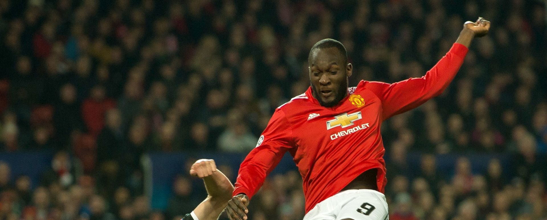 epa06601427 Clement Lenglet (L) of Sevilla in action with Romelu Lukaku of Manchester United during the UEFA Champions League Round of 16 second leg soccer match between Manchester United and Sevilla FC held at Old Trafford, Manchester, Britain, 13 March 2018.  EPA/PETER POWELL
