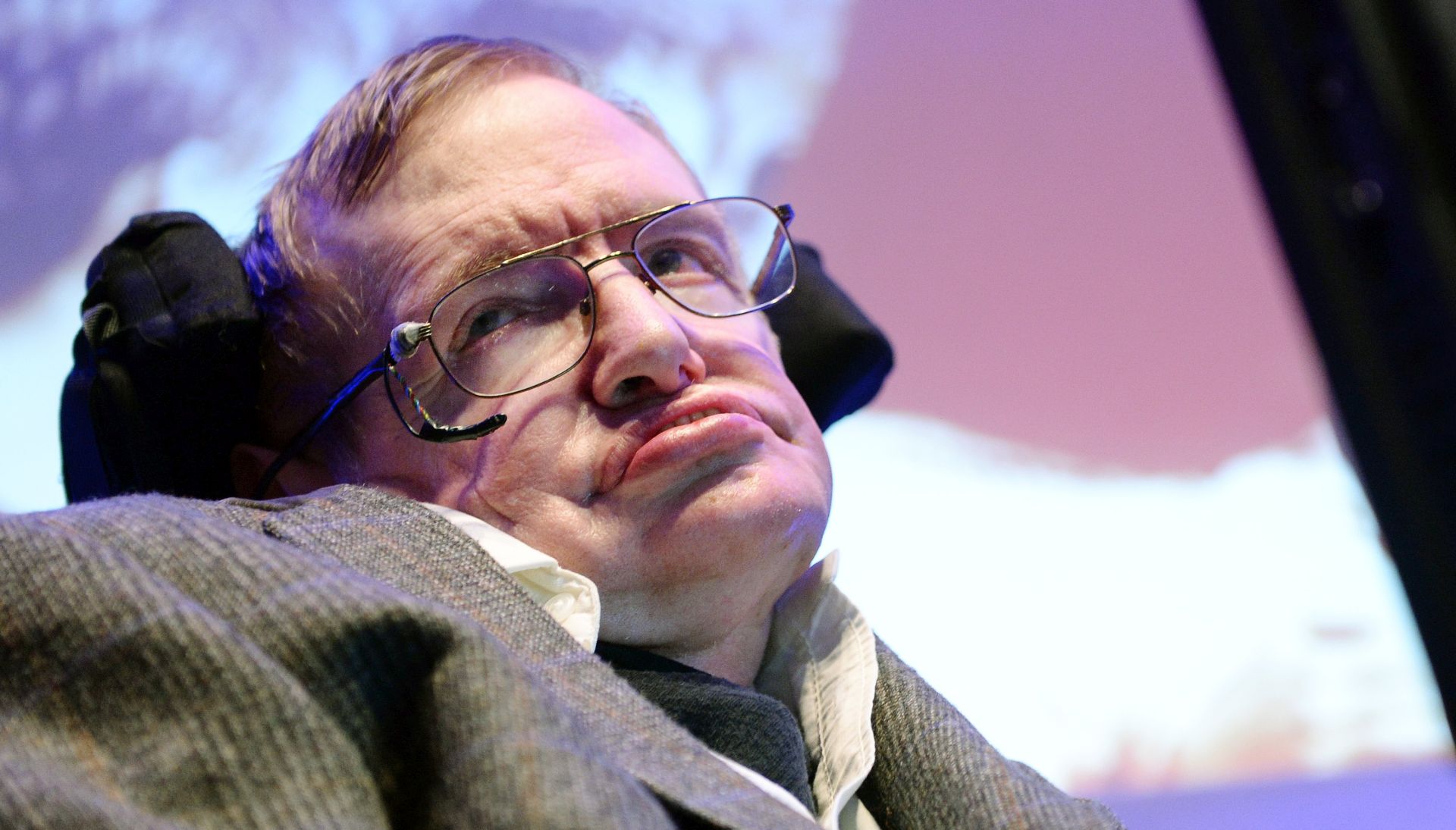 epa06602137 (FILE) - British theoratical physicist and cosmologist, Professor Stephen Hawking speaks to the press during the unveiling of his scientific formula for how England can win the 2014 World Cup at a press conference in London, Britain, 28 May 2014 (reissued 14 March 2018). British renowned physicist Stephen Hawking has died on early morning of 14 March 2018 at the age of 76, his family announced.  EPA/ANDY RAIN
