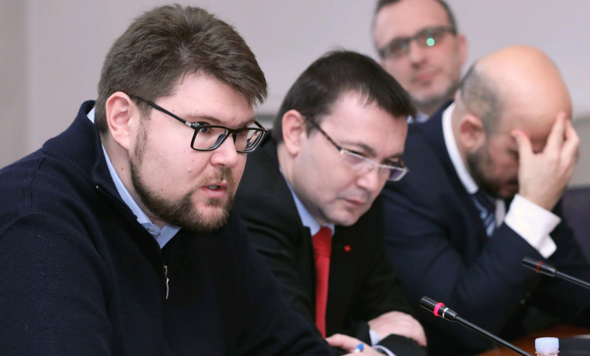 Zagreb, 15.03.2018. - Nastavak 31. sjednice Odbora za Ustav, Poslovnik i politièki sustav. Na fotografiji Peða Grbin, Arsen Bauk. 
foto HINA/ Lana SLIVAR DOMINIÆ/ lsd