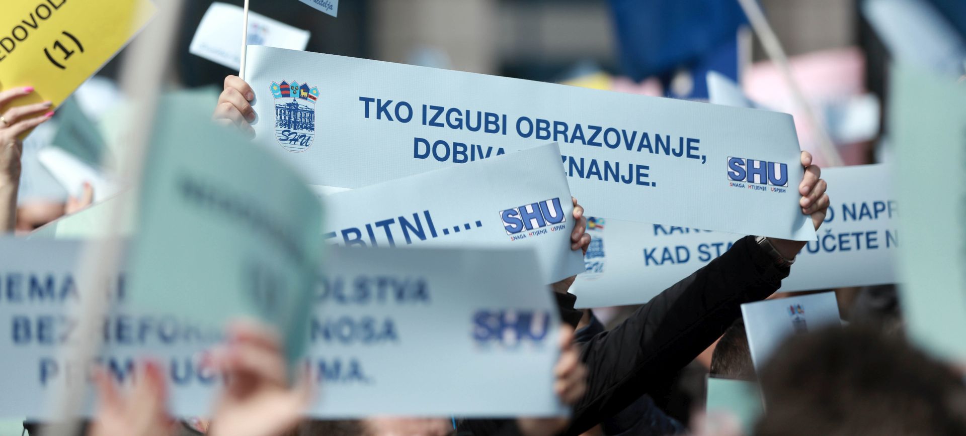 Zagreb, 15.3.2018 - Sindikat hrvatskih učitelja organizirao je ispred Ministarstva znanosti i obrazovanja prosvjed pod nazivom "Još uvijek čekamo odgovore ... Koliko Vam vrijedimo". 
Foto HINA/ Dario GRZELJ/ dag